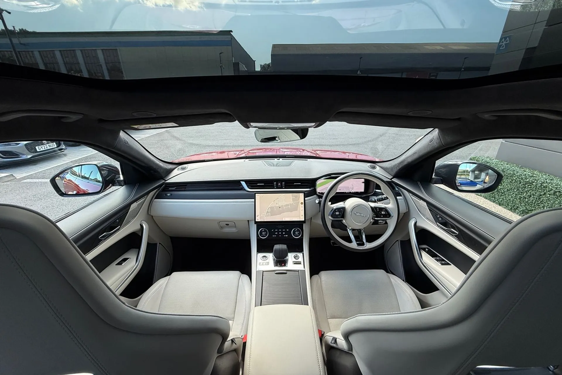 Jaguar F-PACE thumbnail image number 3