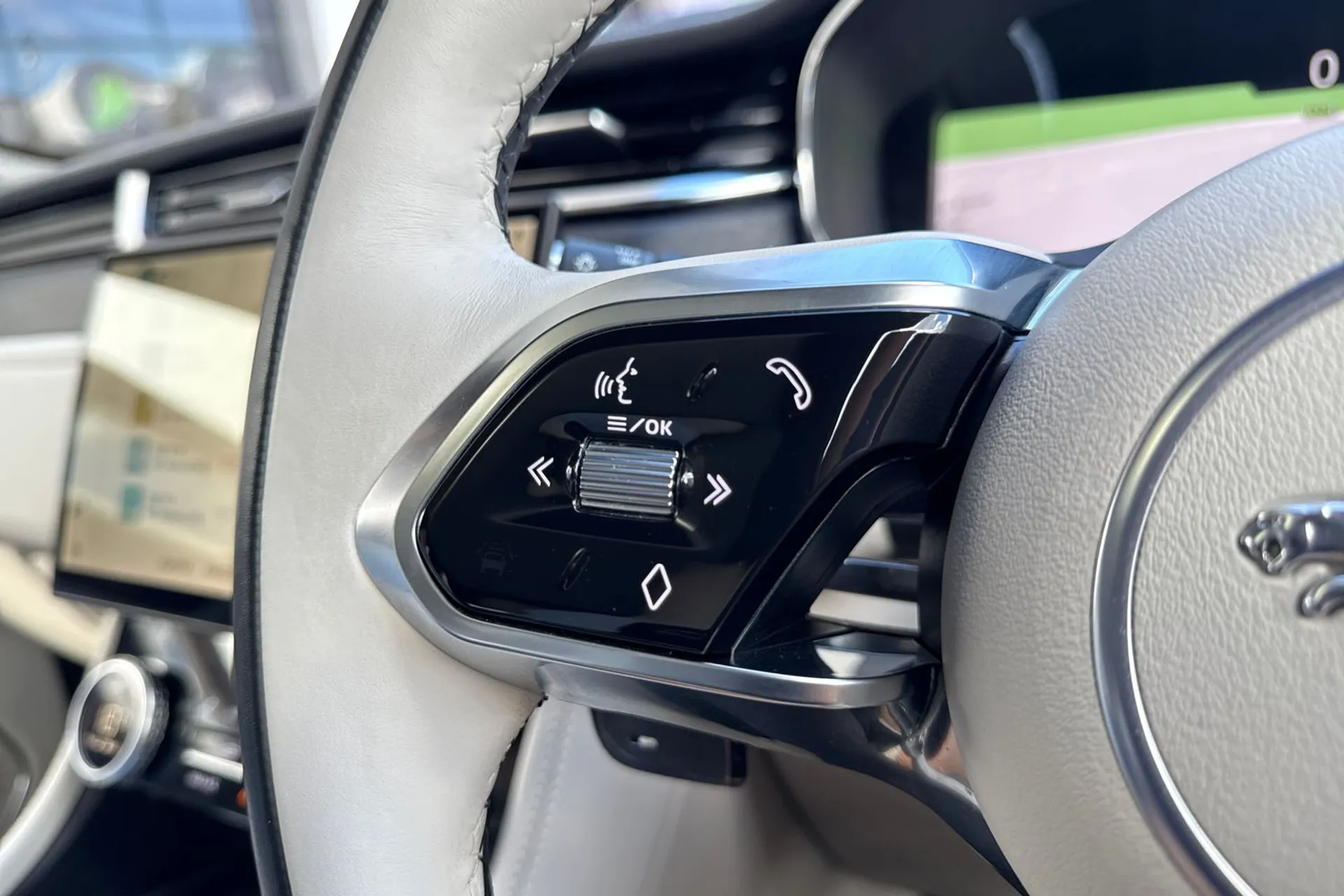 Jaguar F-PACE thumbnail image number 47