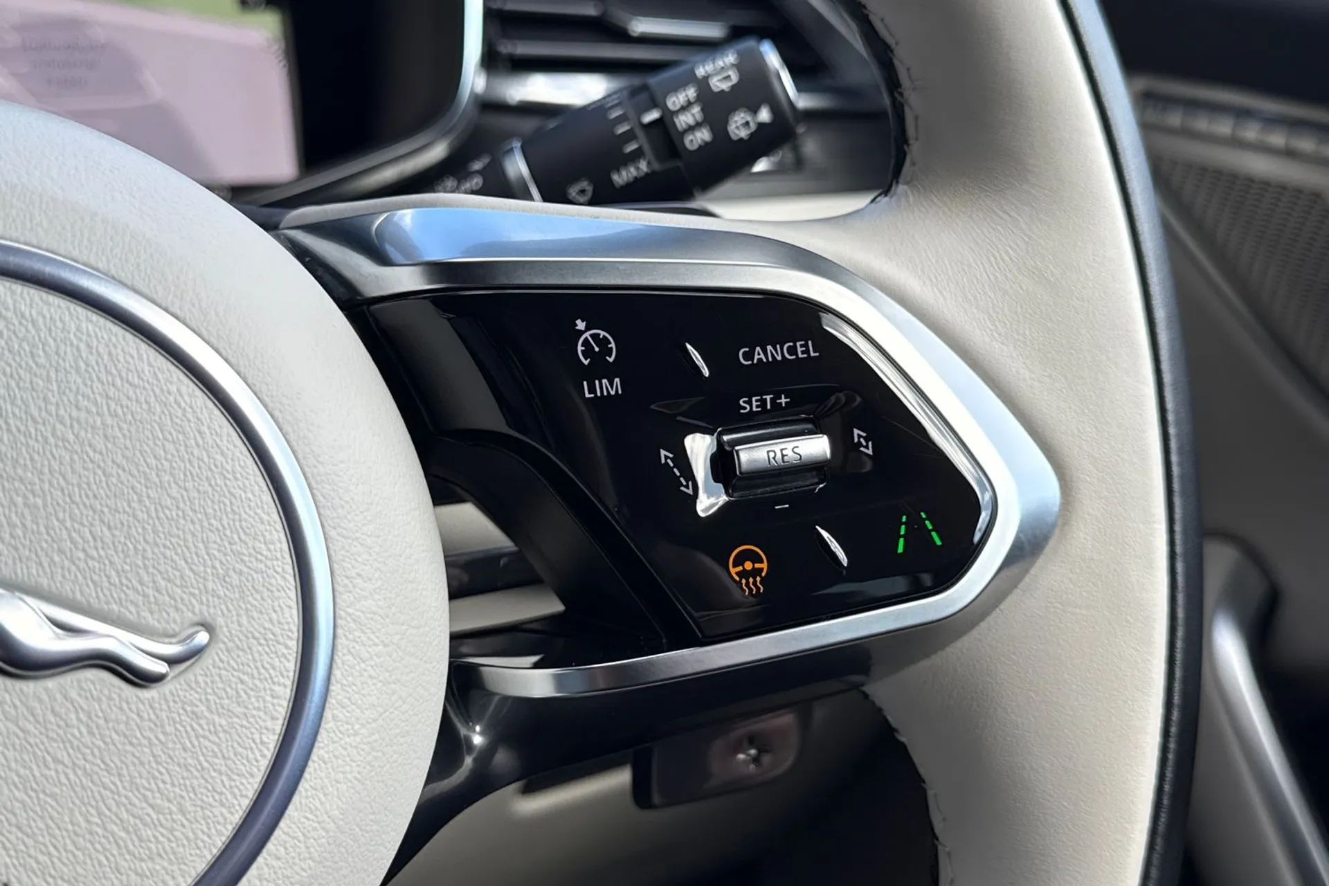 Jaguar F-PACE thumbnail image number 48