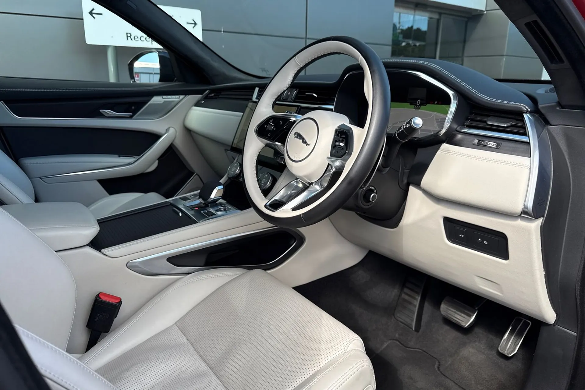 Jaguar F-PACE thumbnail image number 18