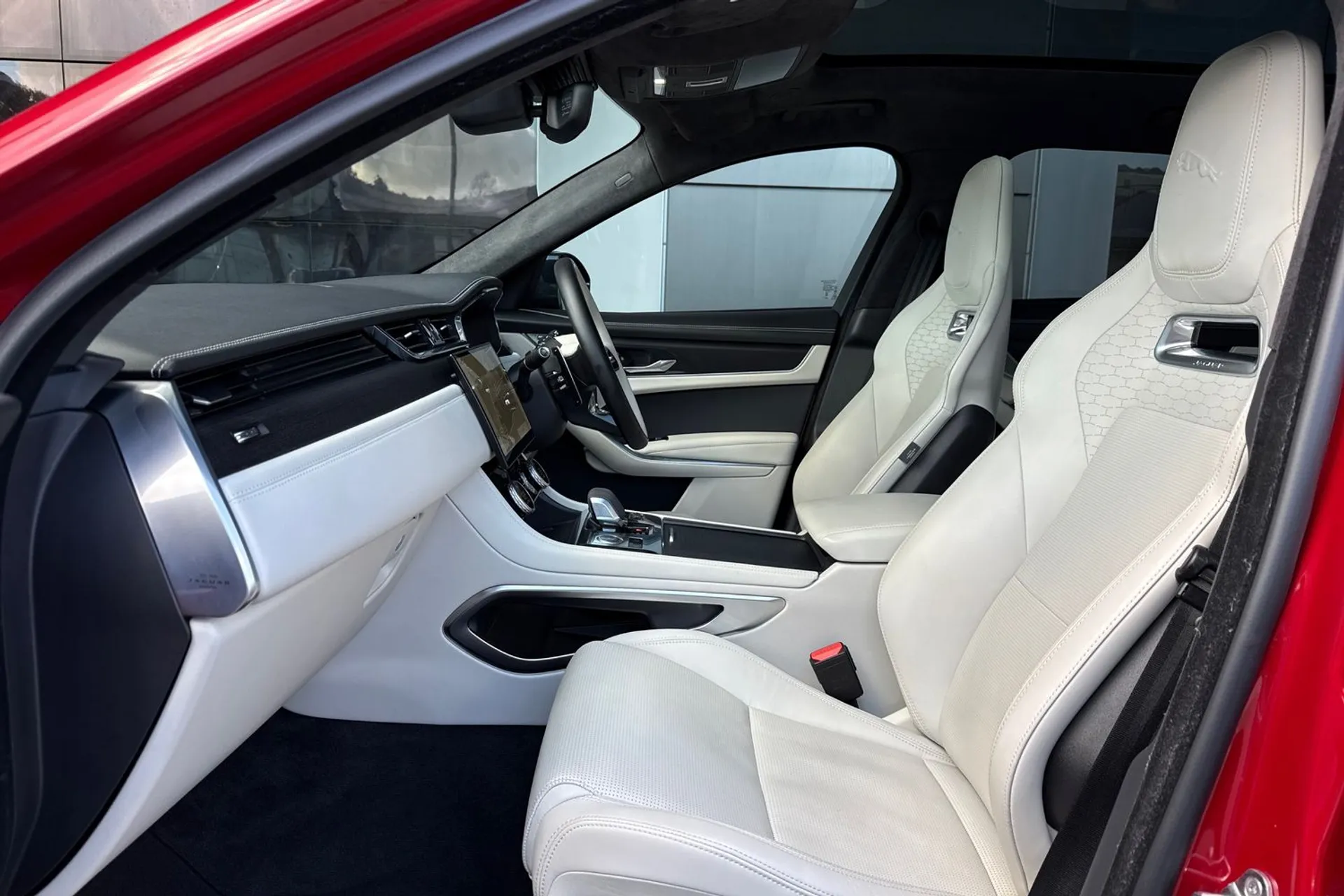 Jaguar F-PACE thumbnail image number 39