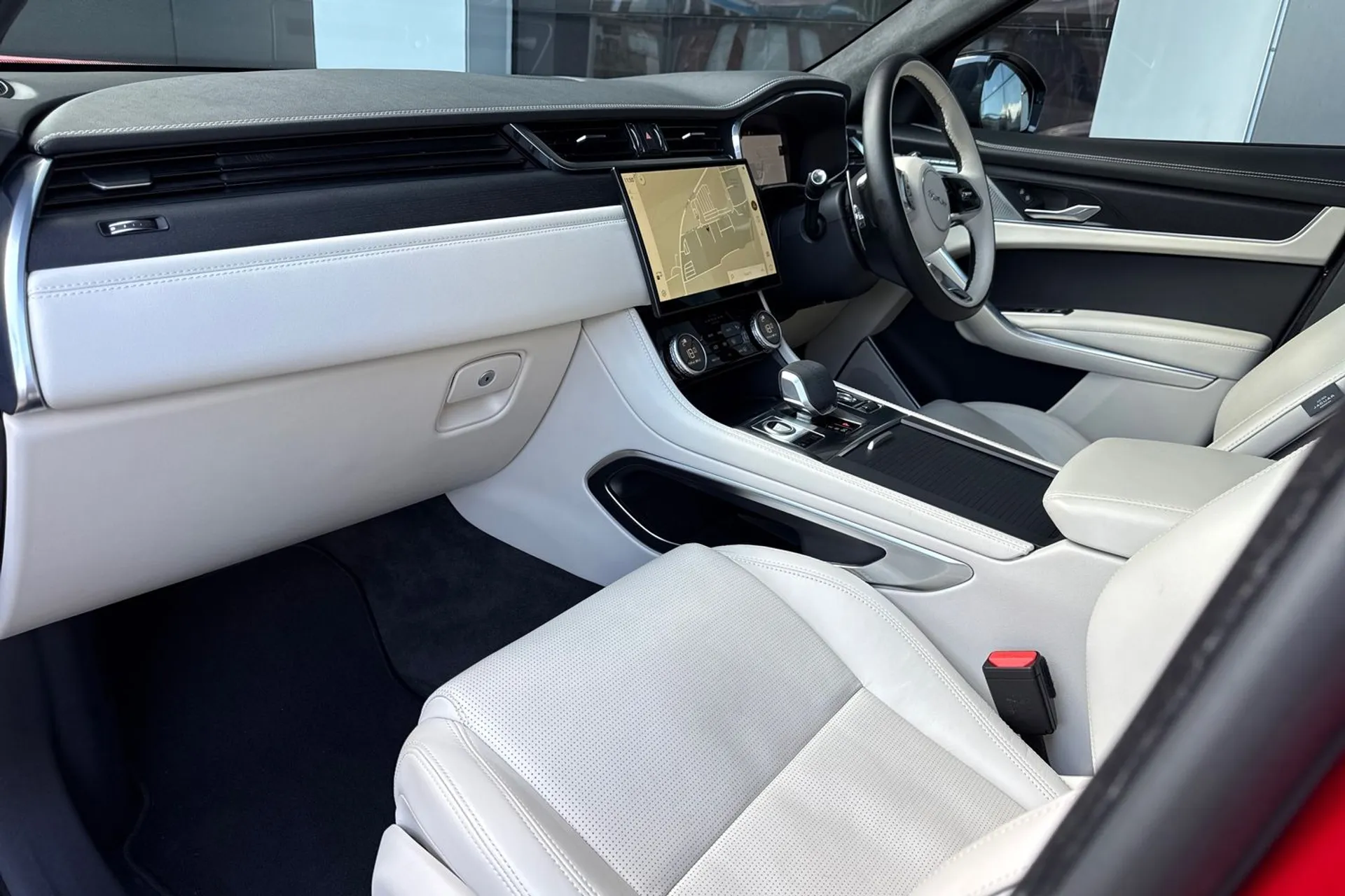 Jaguar F-PACE thumbnail image number 38