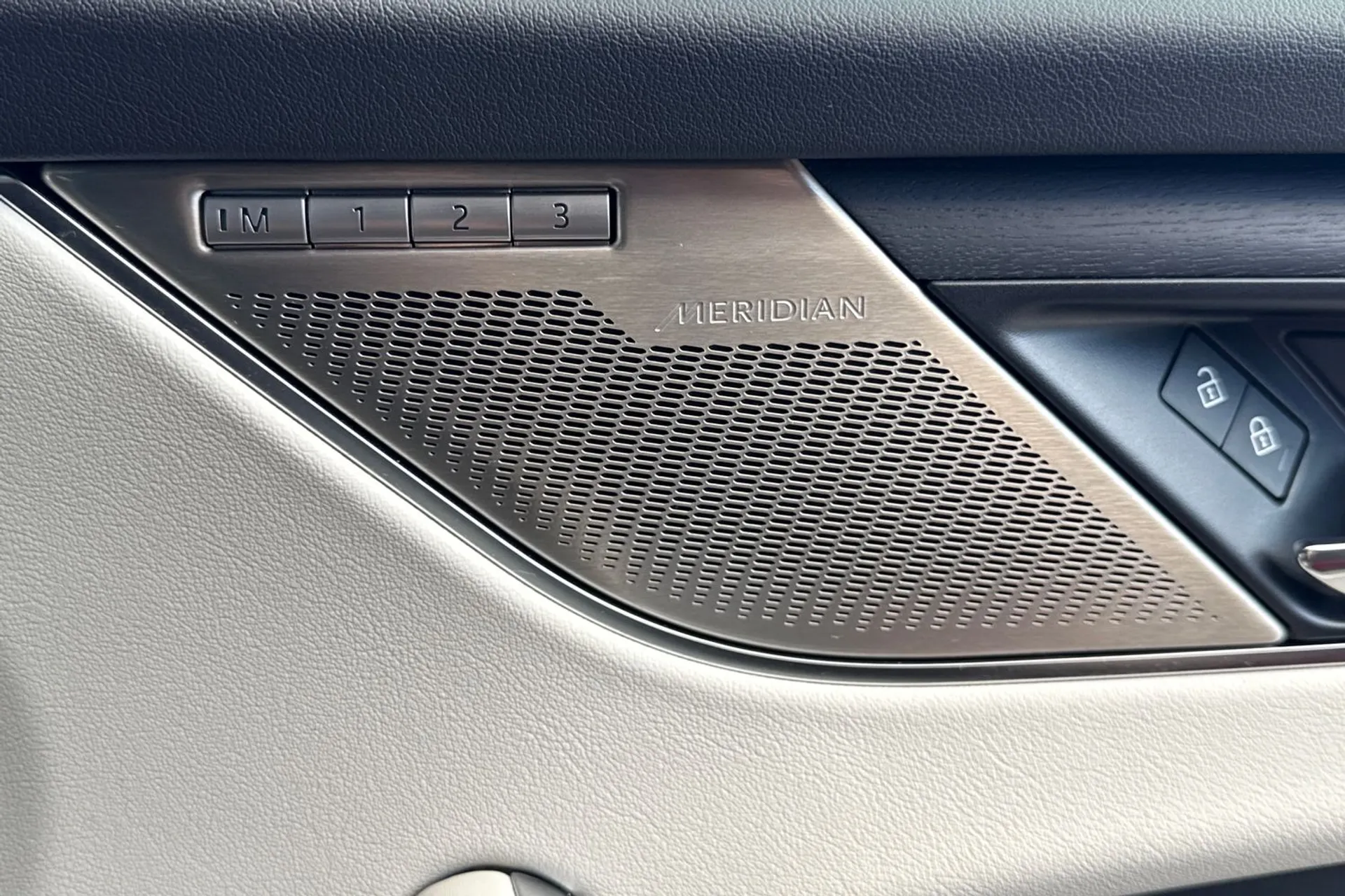 Jaguar F-PACE thumbnail image number 53