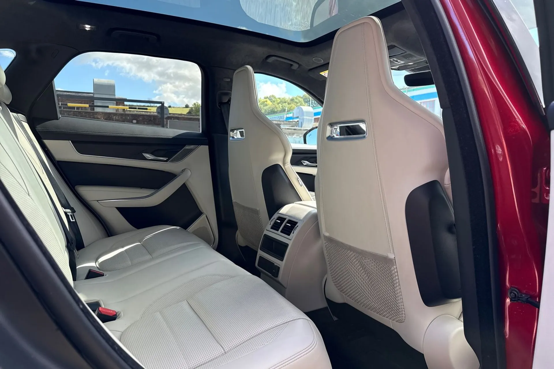 Jaguar F-PACE thumbnail image number 36