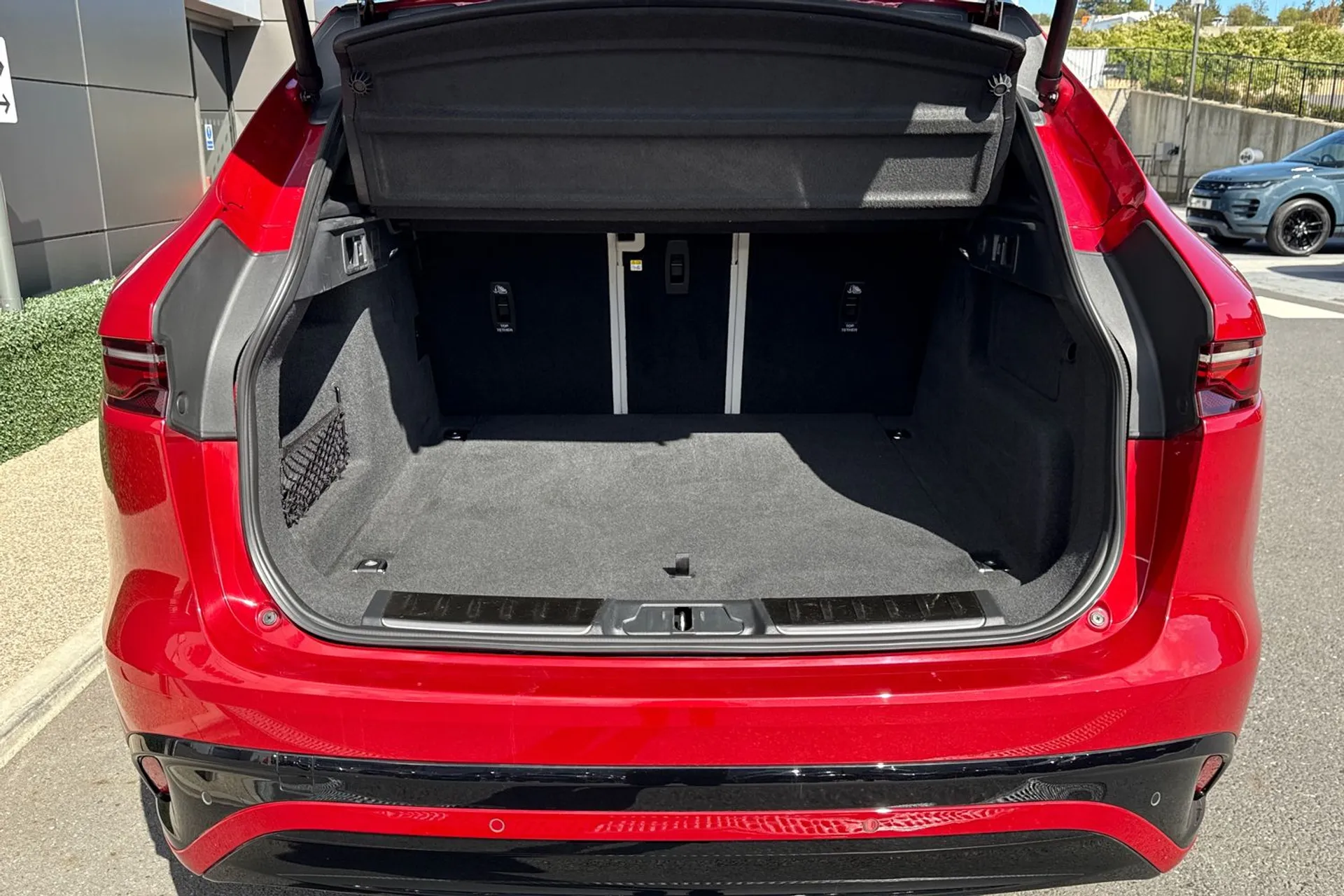 Jaguar F-PACE thumbnail image number 33