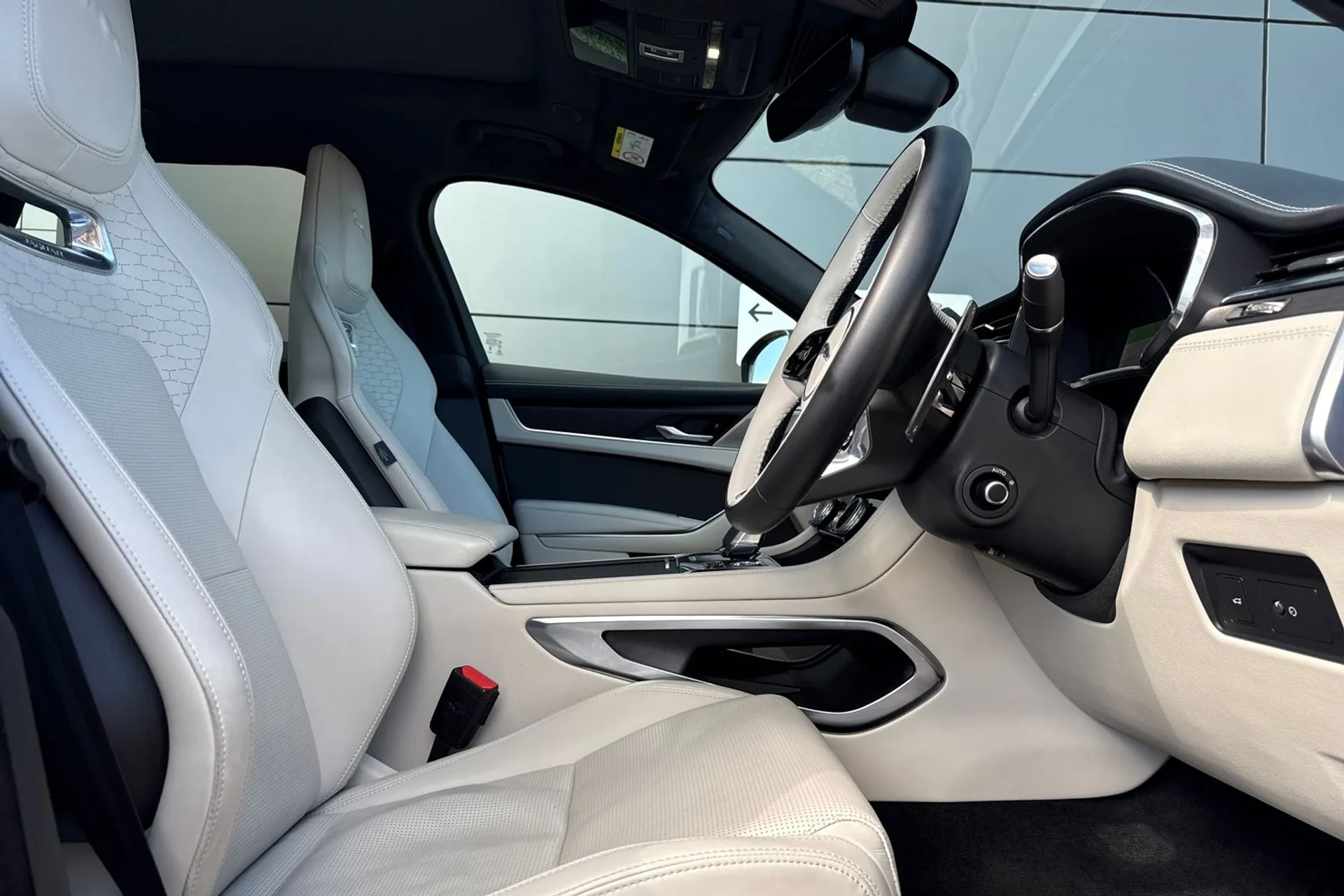 Jaguar F-PACE thumbnail image number 19