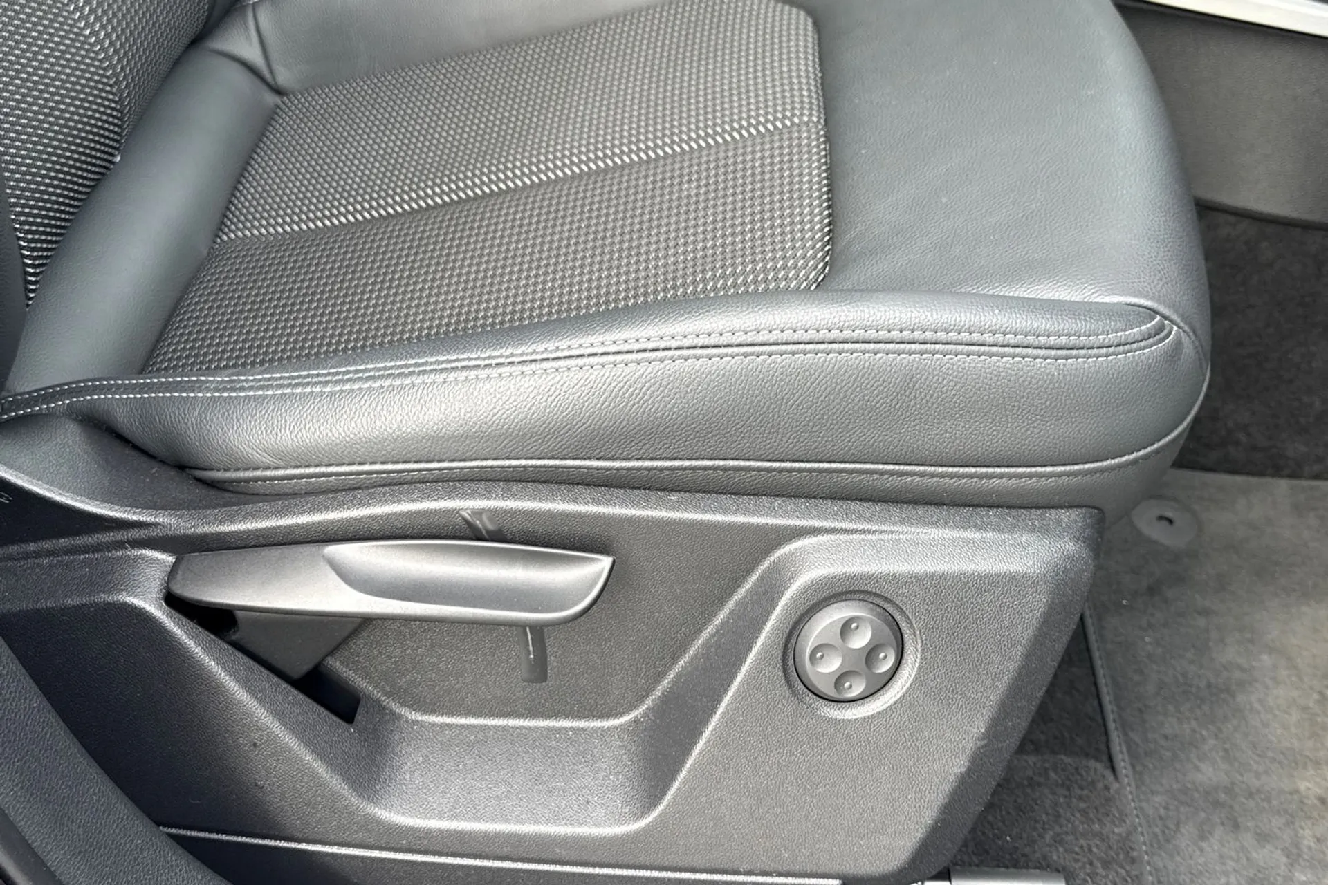 Audi Q2 thumbnail image number 39