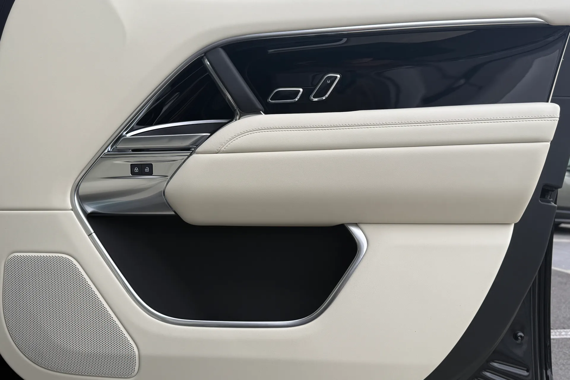 LAND ROVER RANGE ROVER thumbnail image number 38