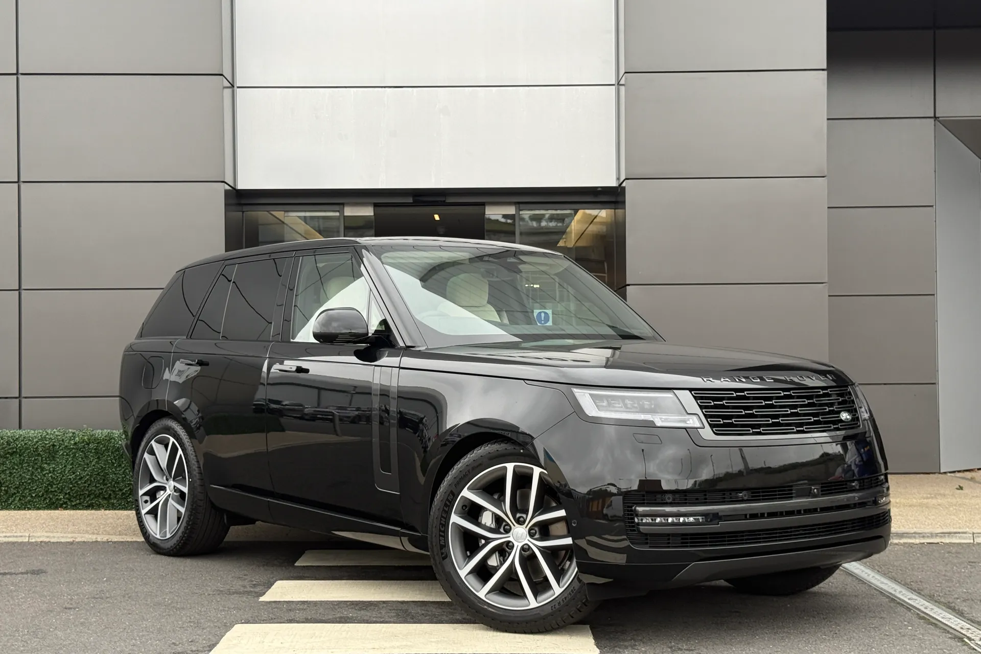 LAND ROVER RANGE ROVER focused image