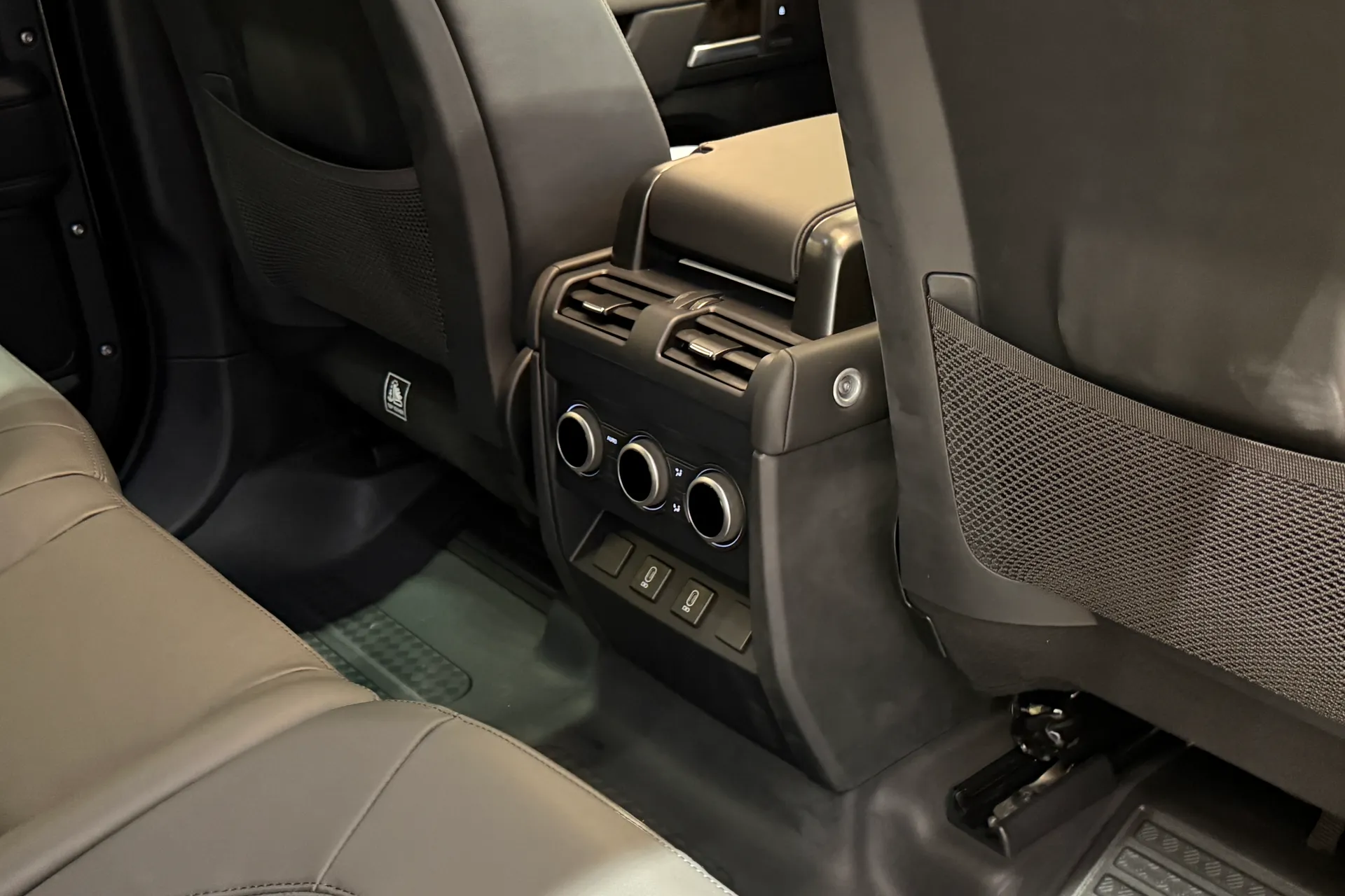 LAND ROVER Defender 130 thumbnail image number 32