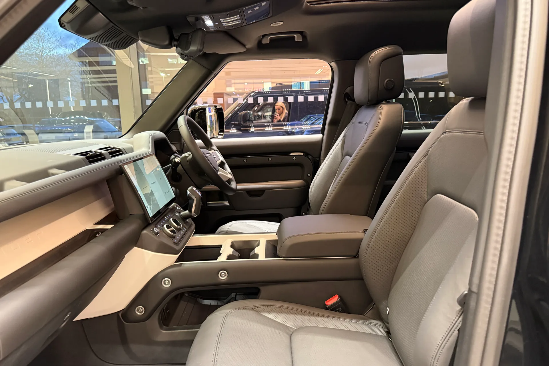 LAND ROVER Defender 130 thumbnail image number 38