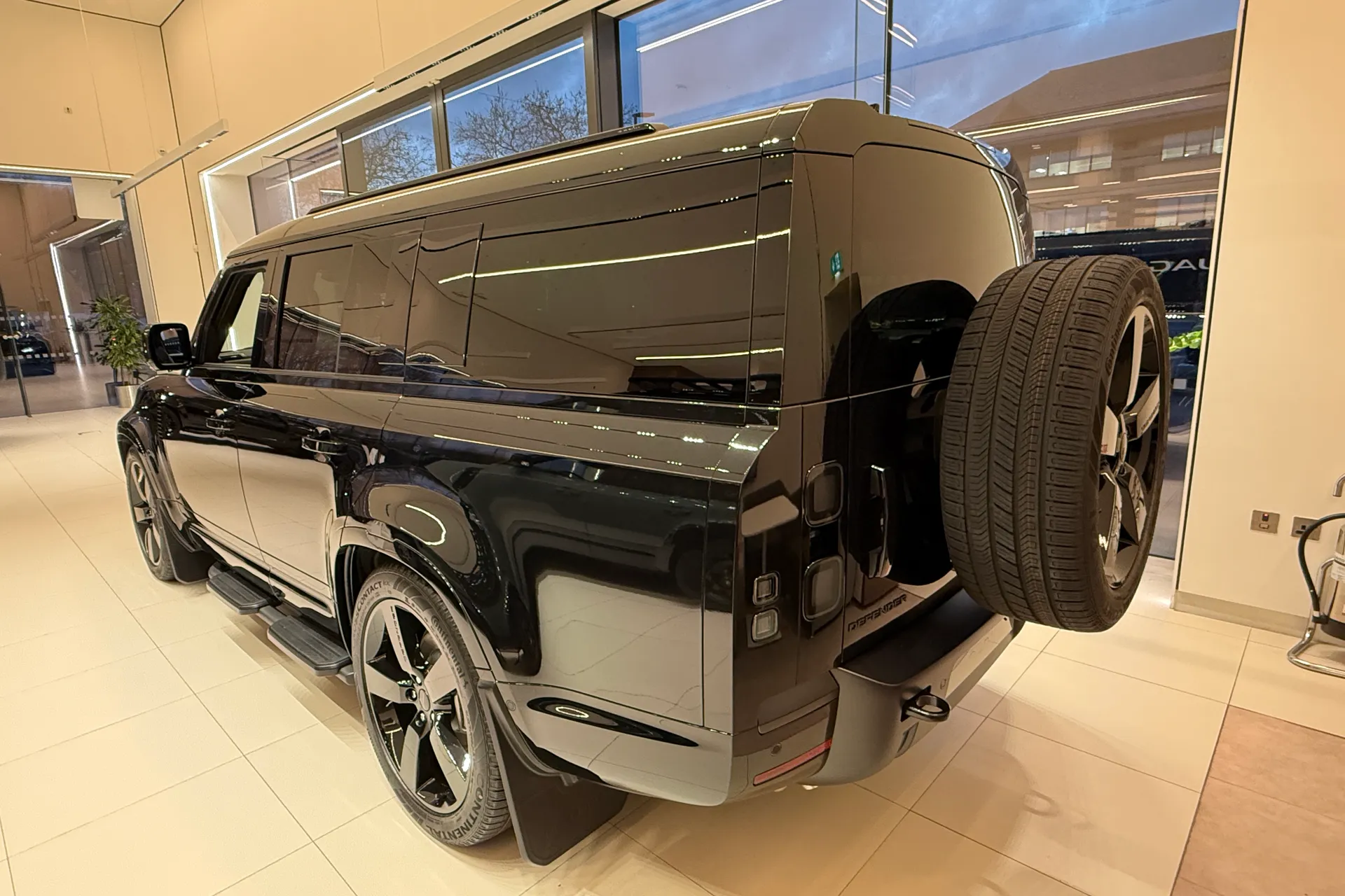 LAND ROVER Defender 130 thumbnail image number 14