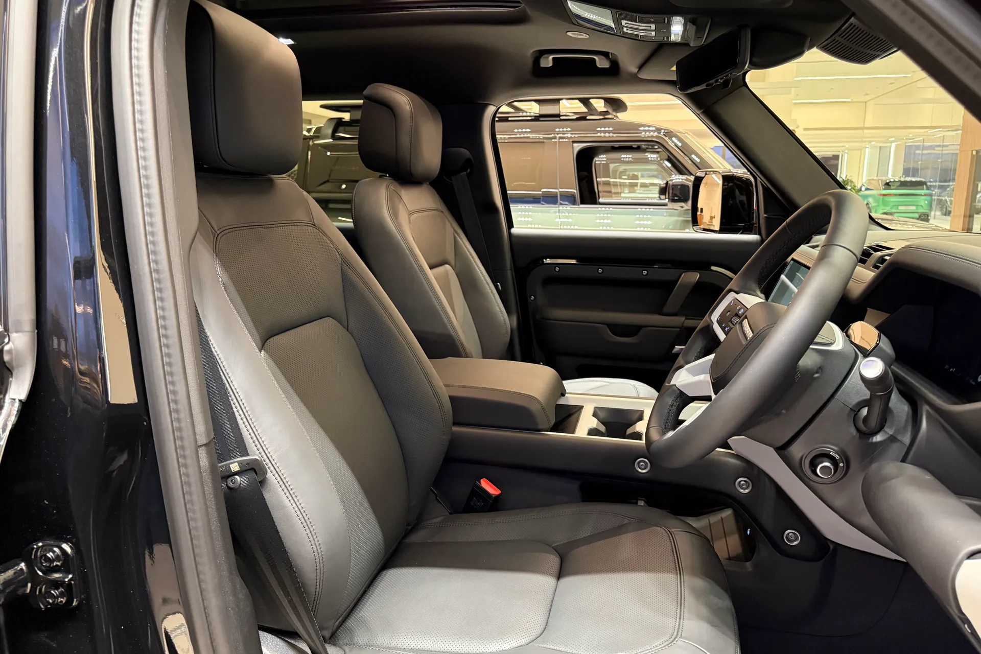 LAND ROVER Defender 130 thumbnail image number 35