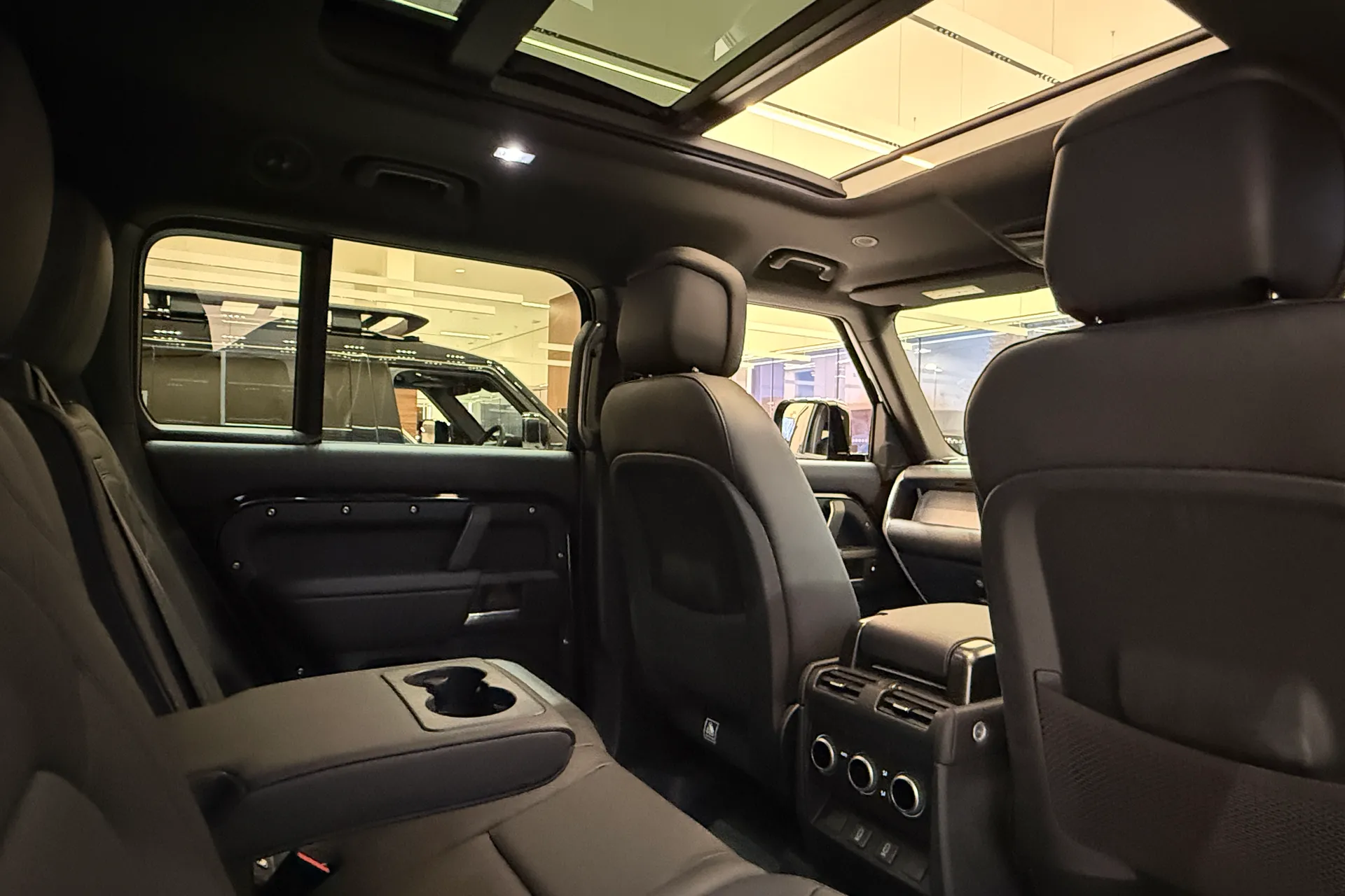 LAND ROVER Defender 130 thumbnail image number 30