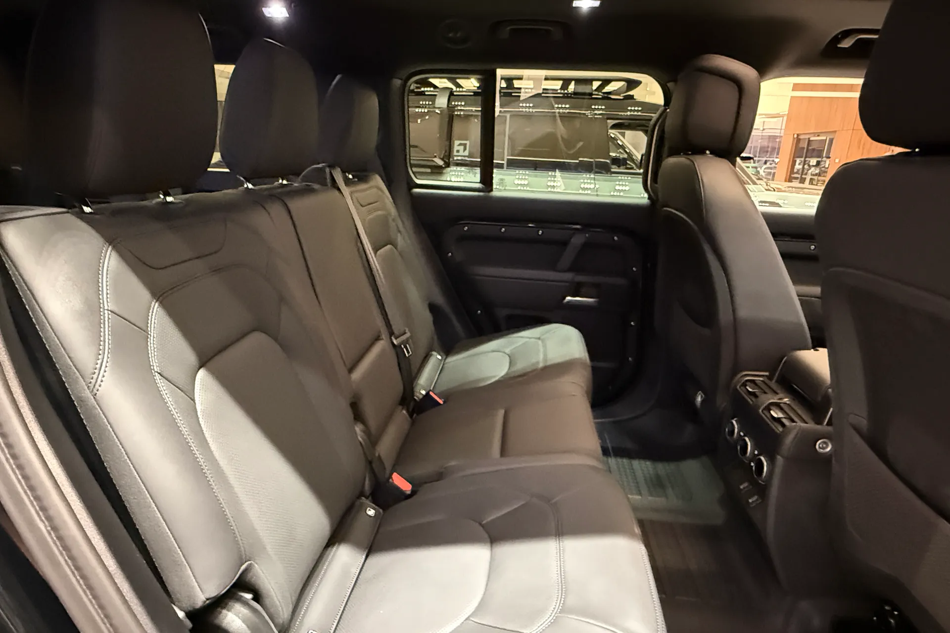 LAND ROVER Defender 130 thumbnail image number 29