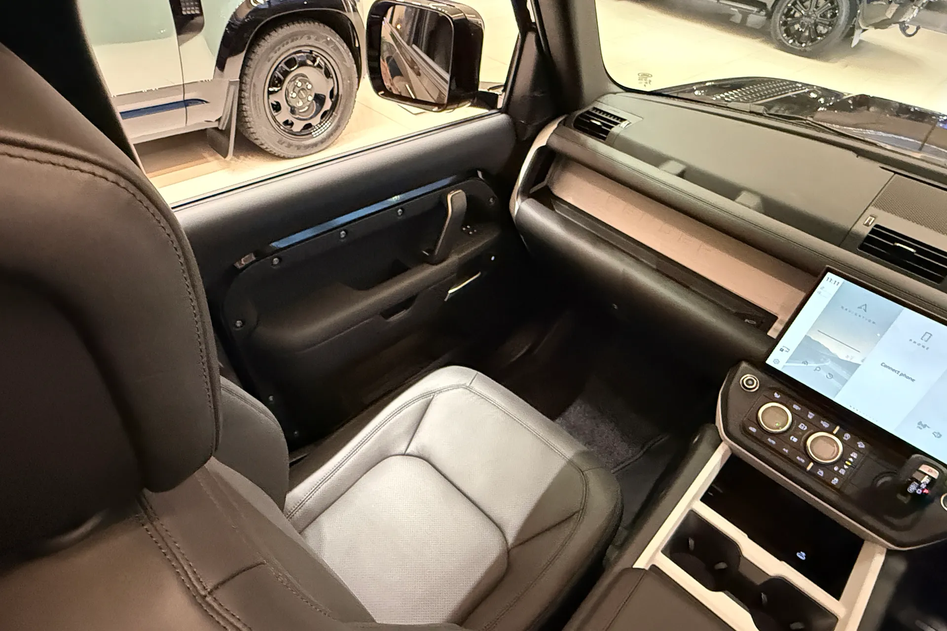 LAND ROVER Defender 130 thumbnail image number 17