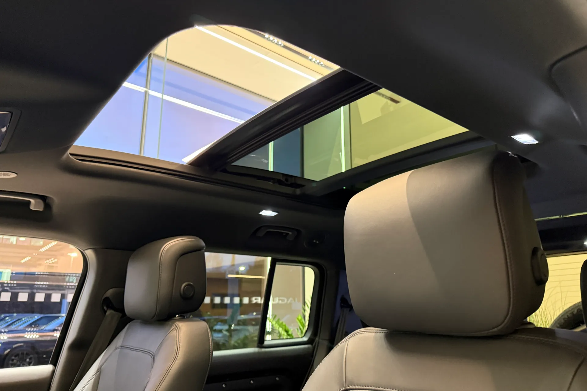 LAND ROVER Defender 130 thumbnail image number 3