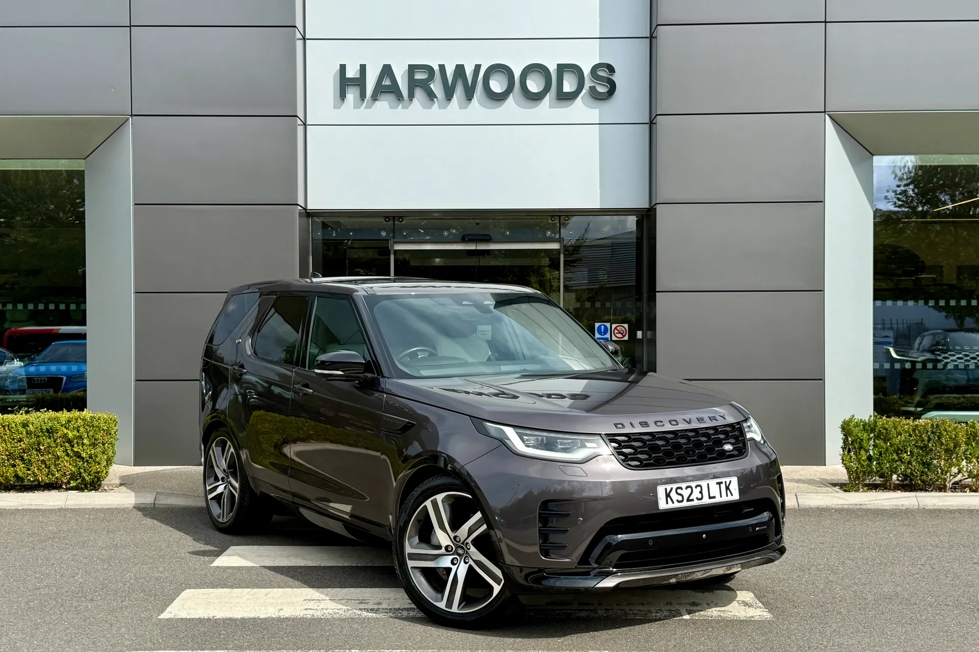 LAND ROVER DISCOVERY focused image