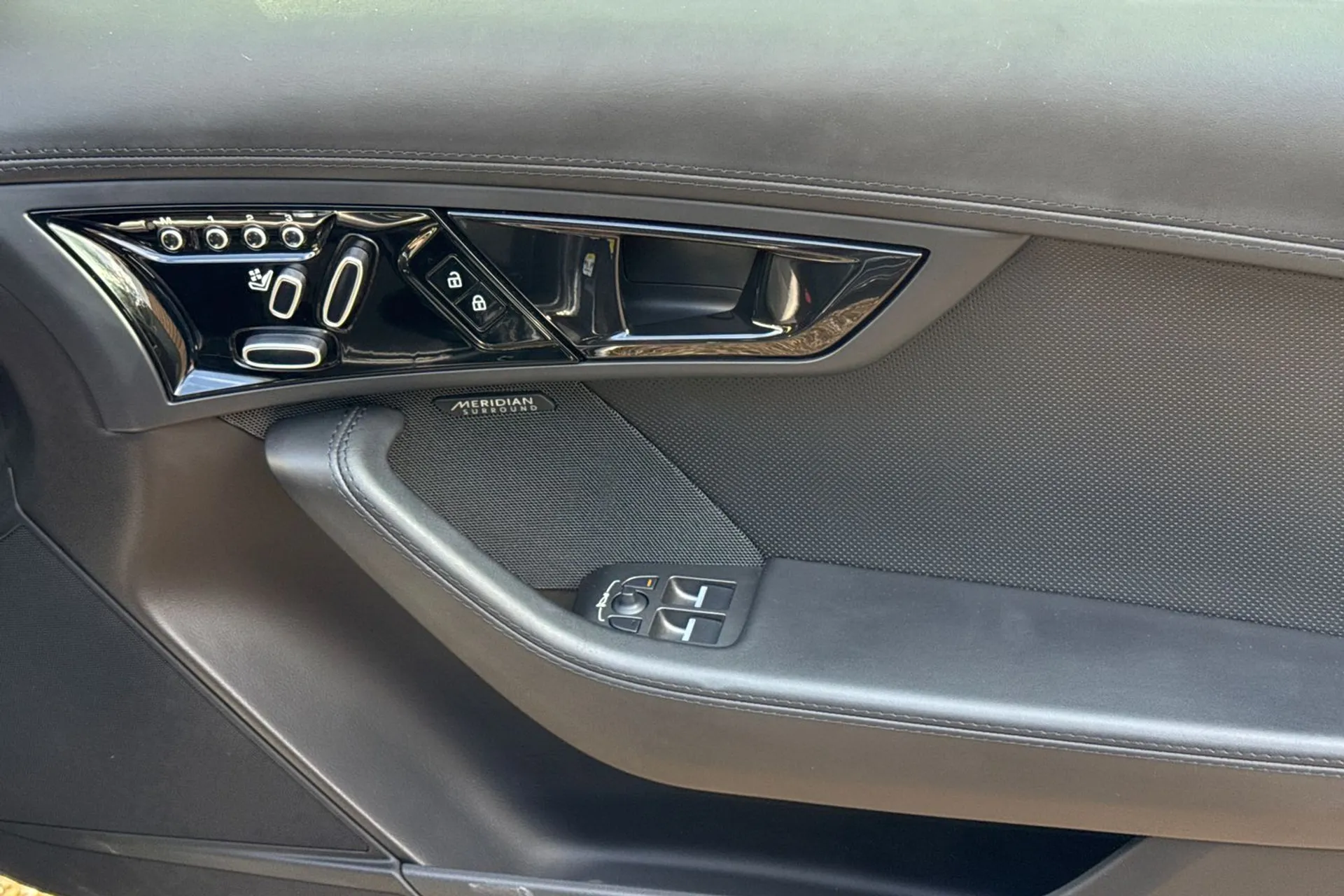 Jaguar F-TYPE thumbnail image number 41