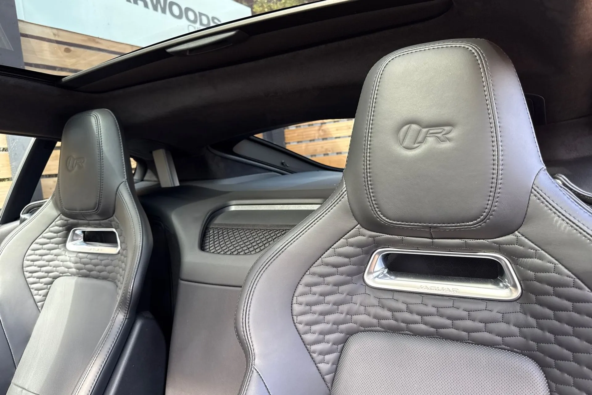 Jaguar F-TYPE thumbnail image number 31