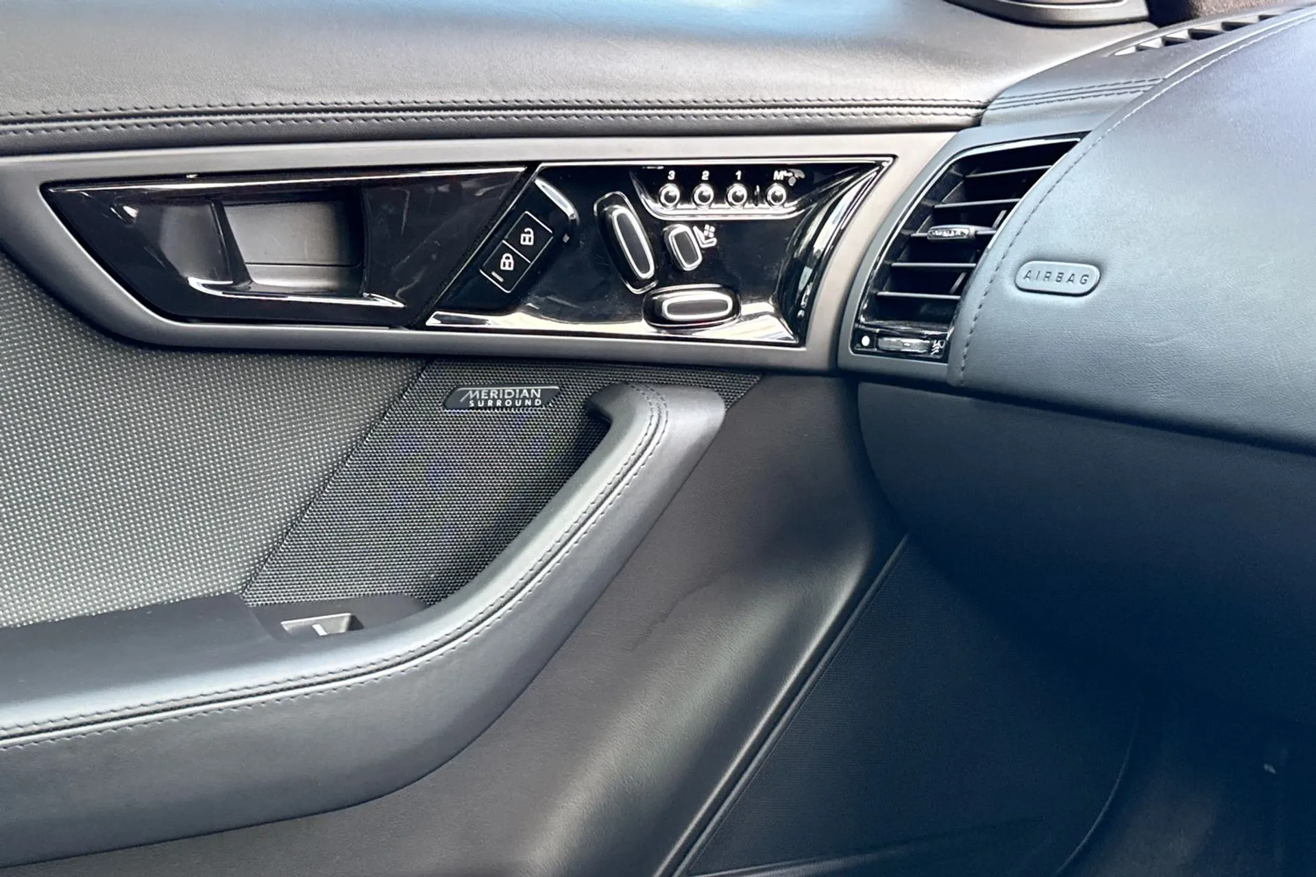 Jaguar F-TYPE thumbnail image number 50