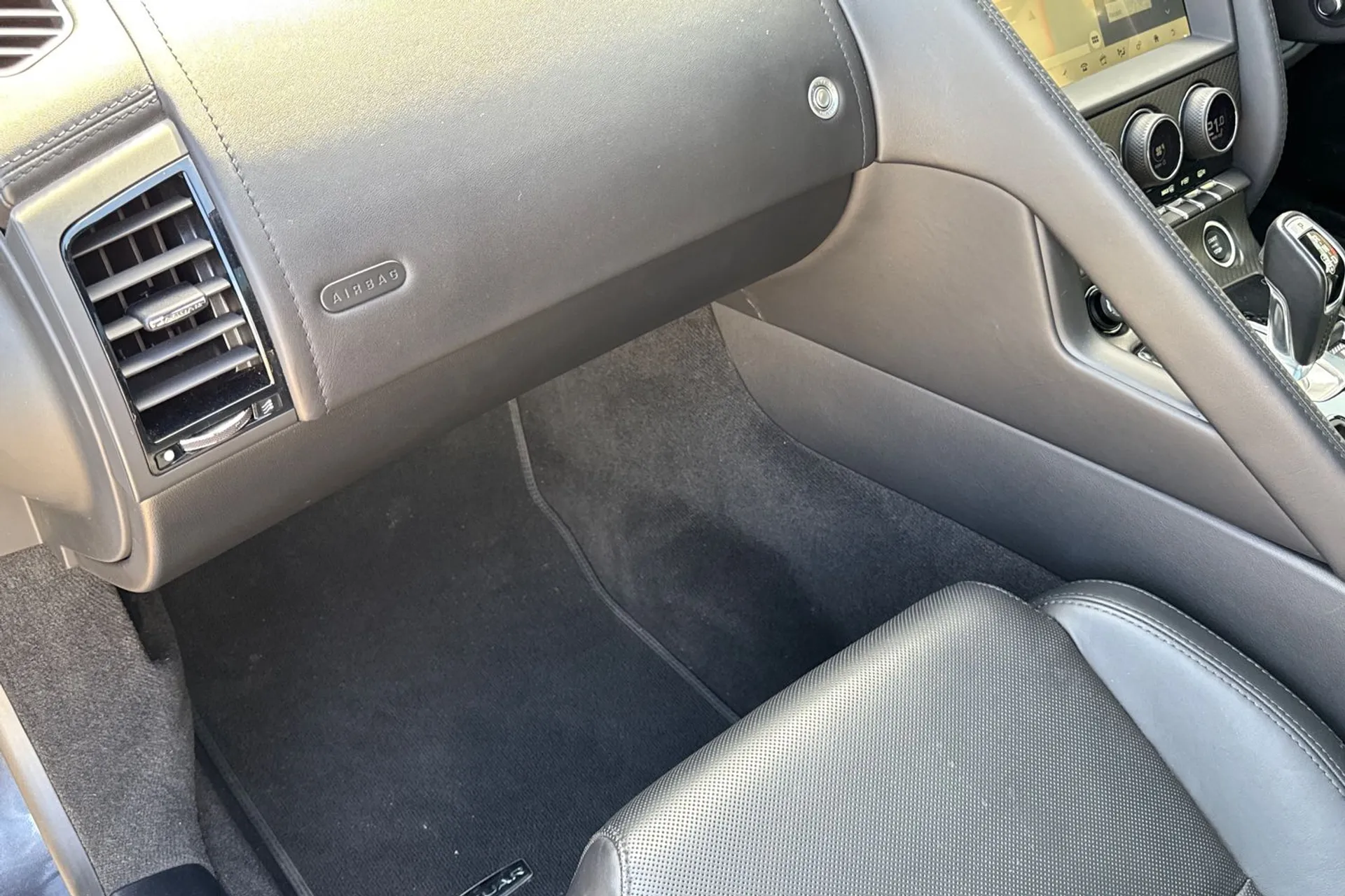 Jaguar F-TYPE thumbnail image number 32