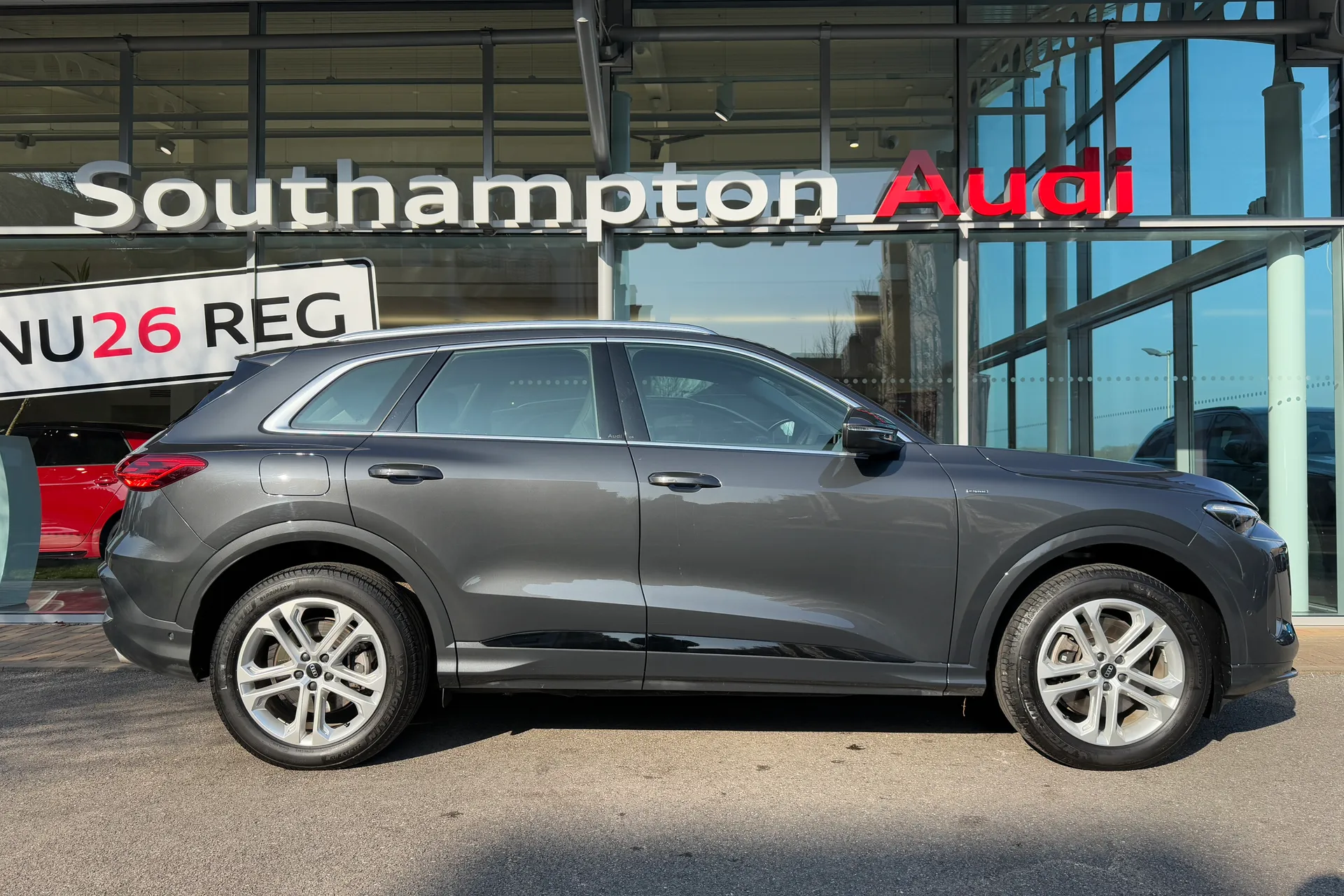 Audi Q5 thumbnail image number 2