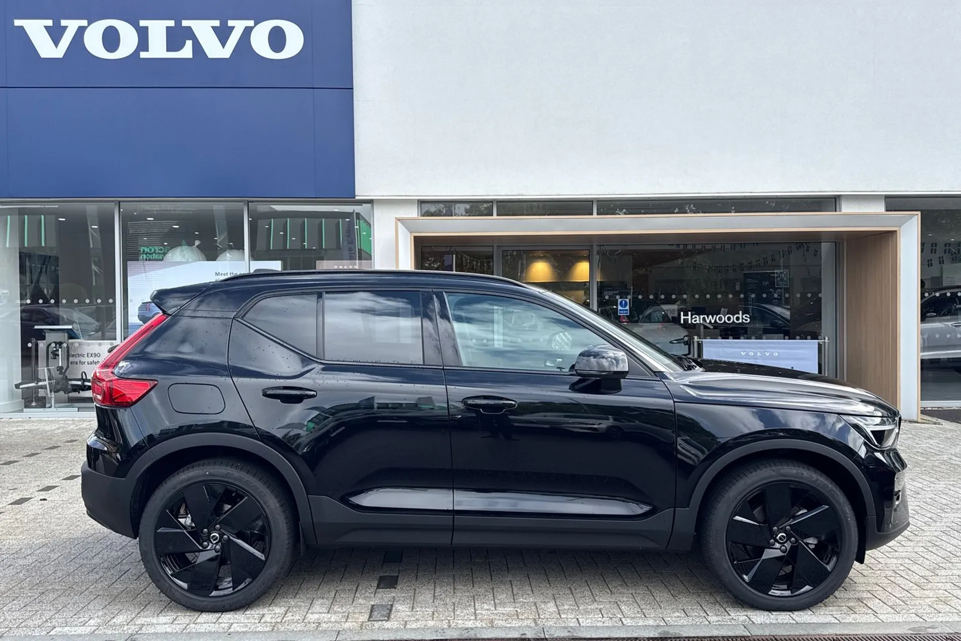 Volvo XC40 thumbnail image number 2