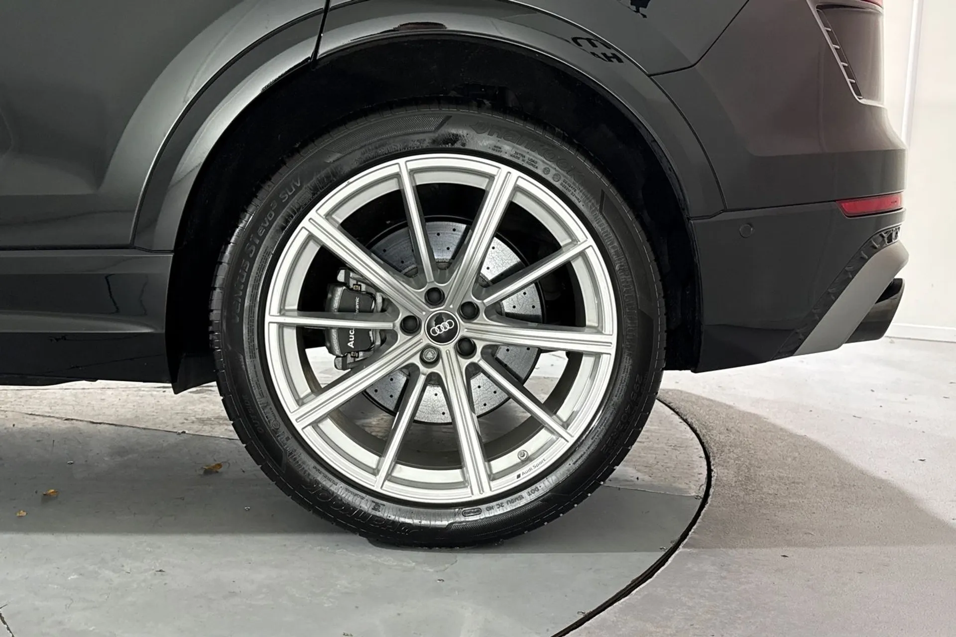 Audi RS Q8 thumbnail image number 17