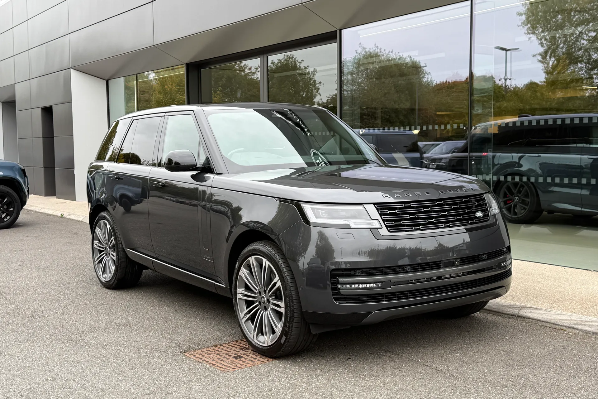 LAND ROVER RANGE ROVER focused image