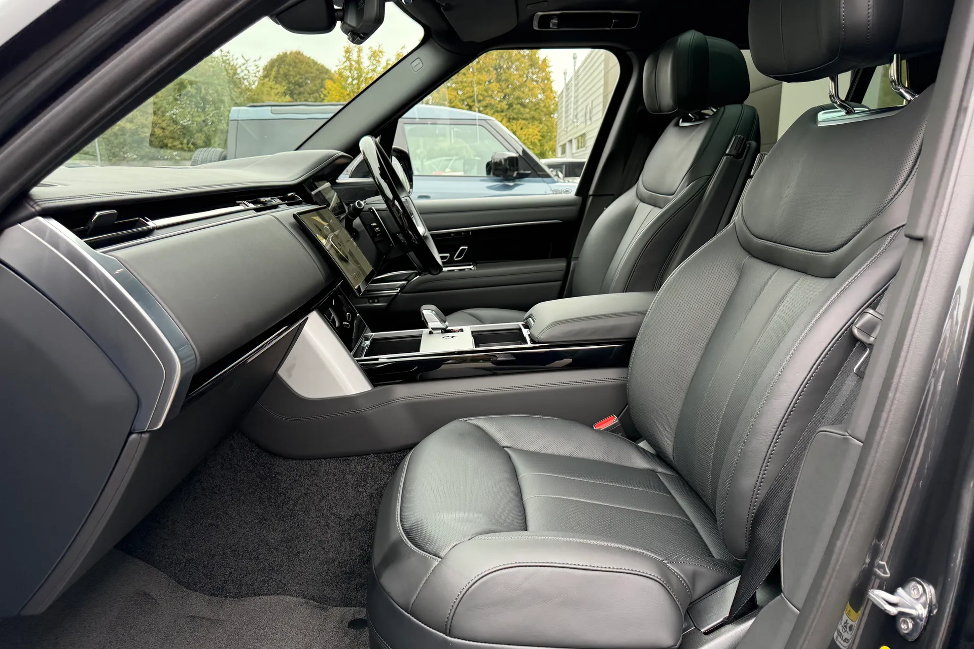 LAND ROVER RANGE ROVER thumbnail image number 3