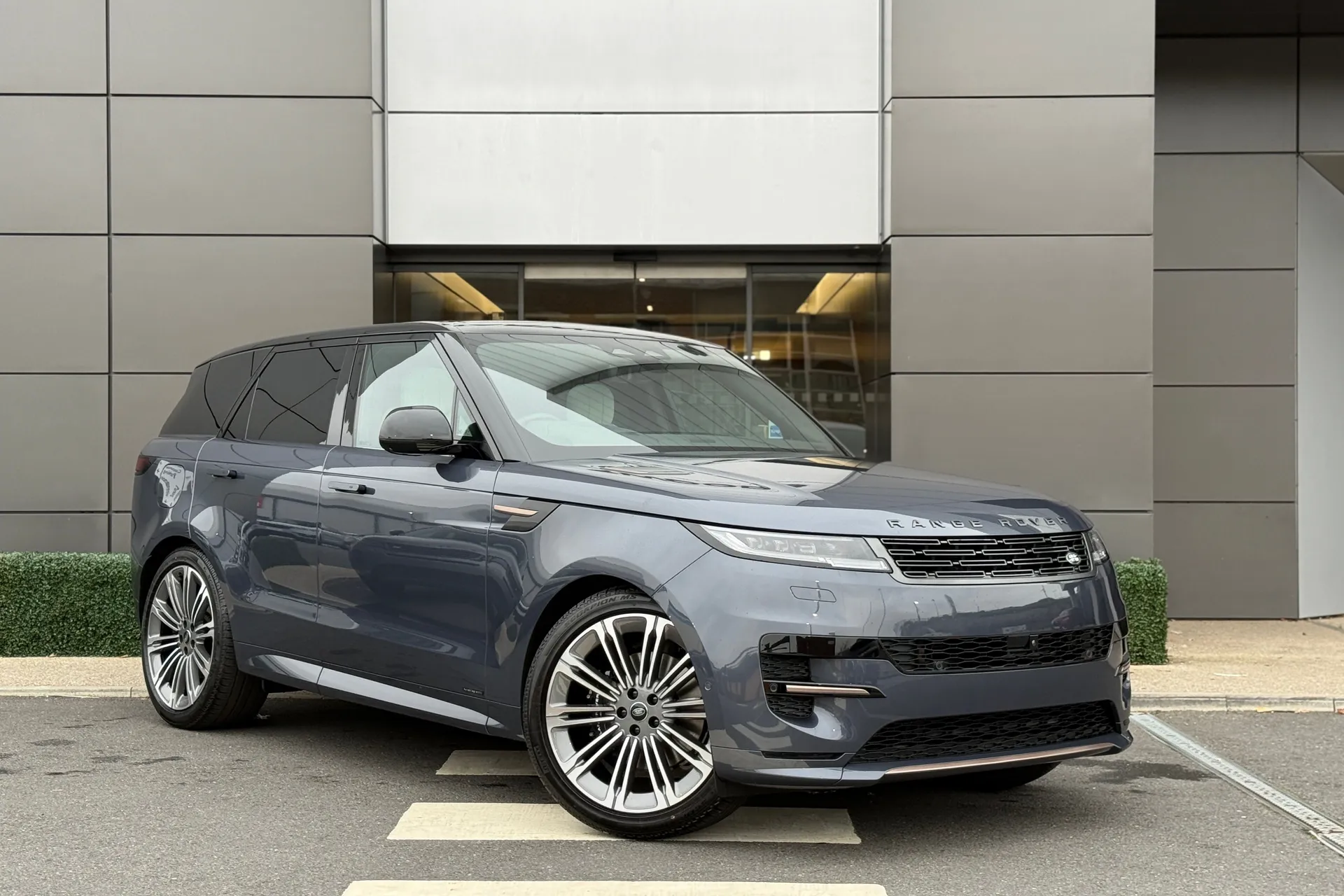 LAND ROVER RANGE ROVER SPORT focused image