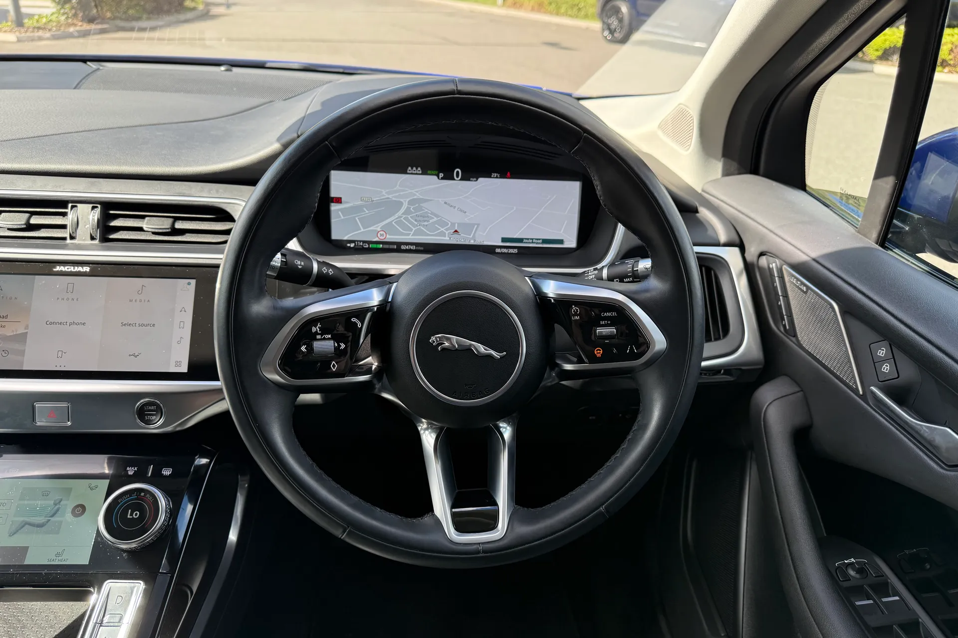 Jaguar I-PACE thumbnail image number 12