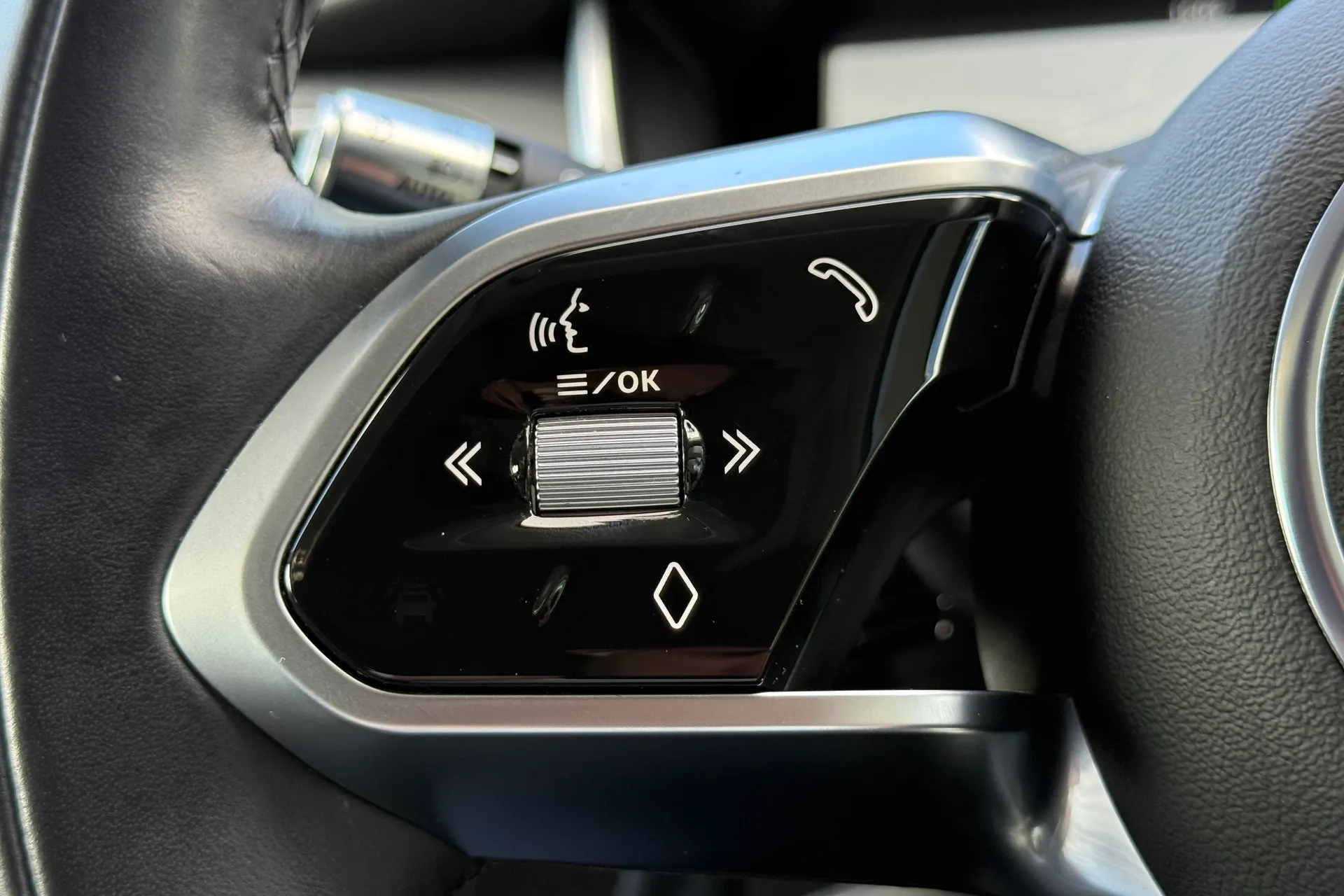 Jaguar I-PACE thumbnail image number 23