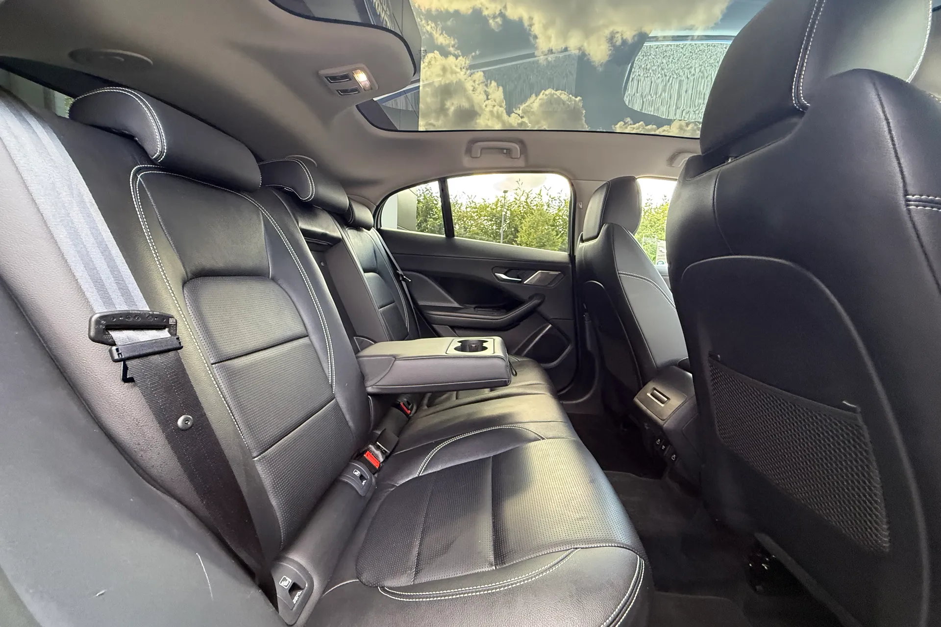 Jaguar I-PACE thumbnail image number 37