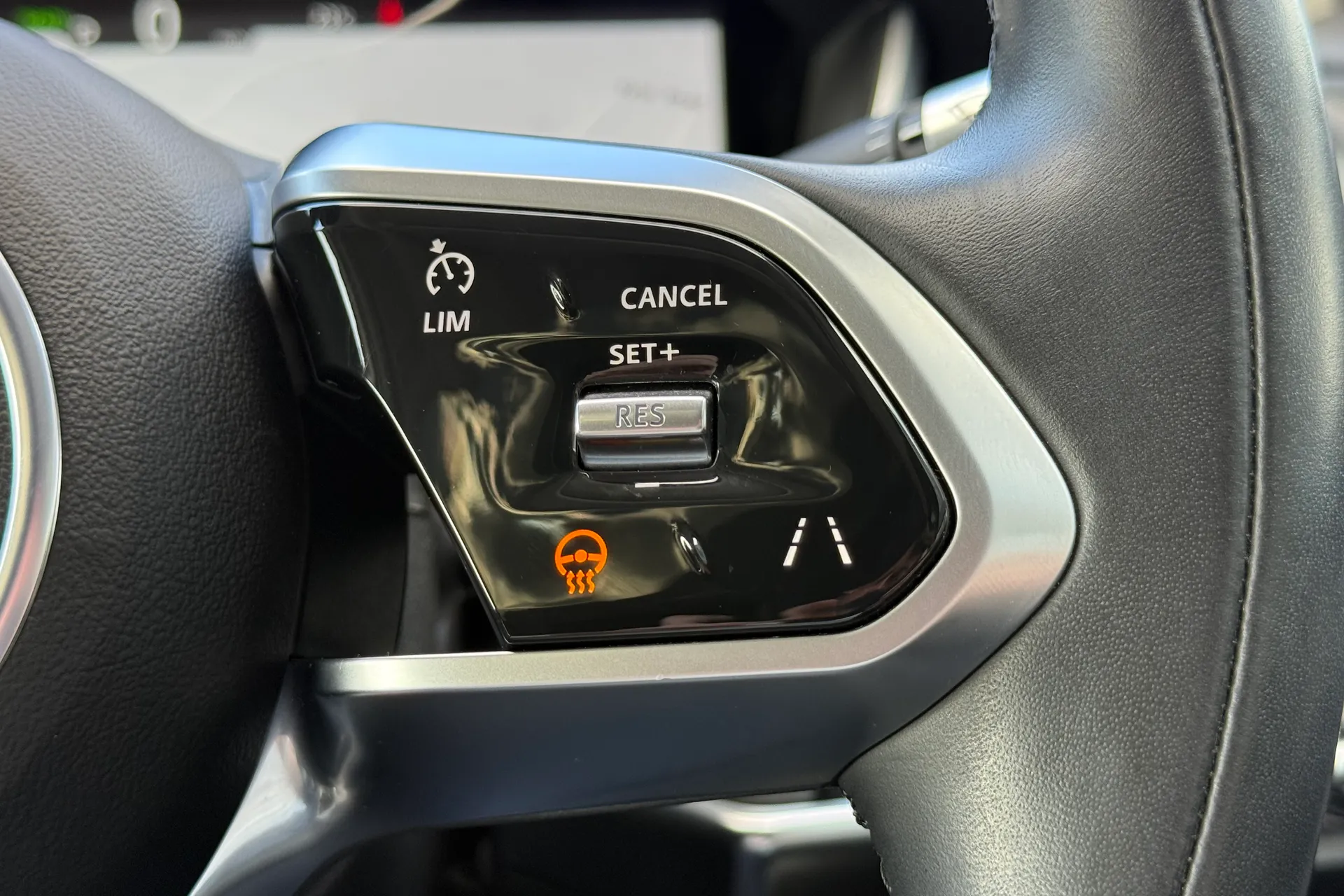Jaguar I-PACE thumbnail image number 25