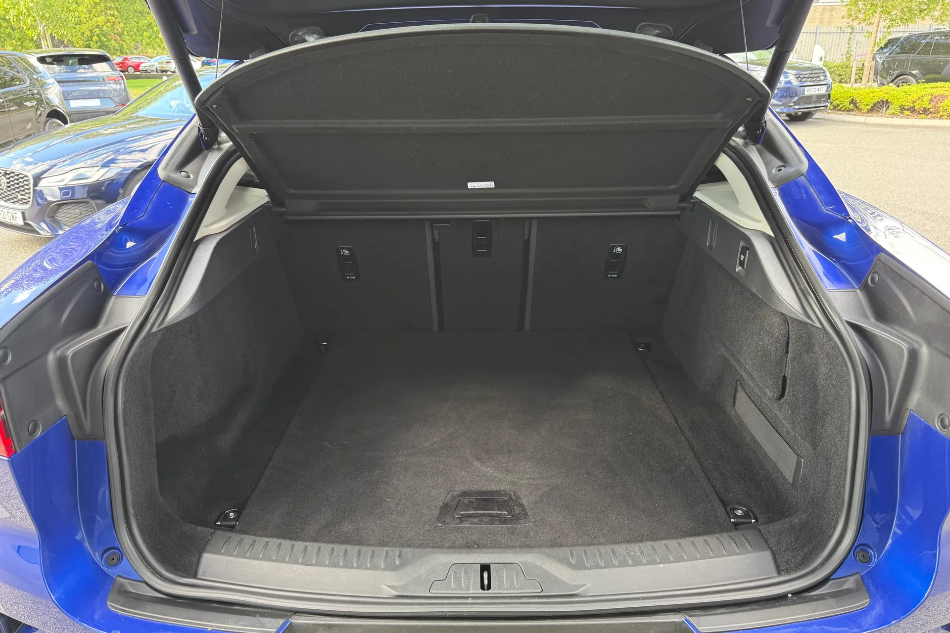 Jaguar I-PACE thumbnail image number 40
