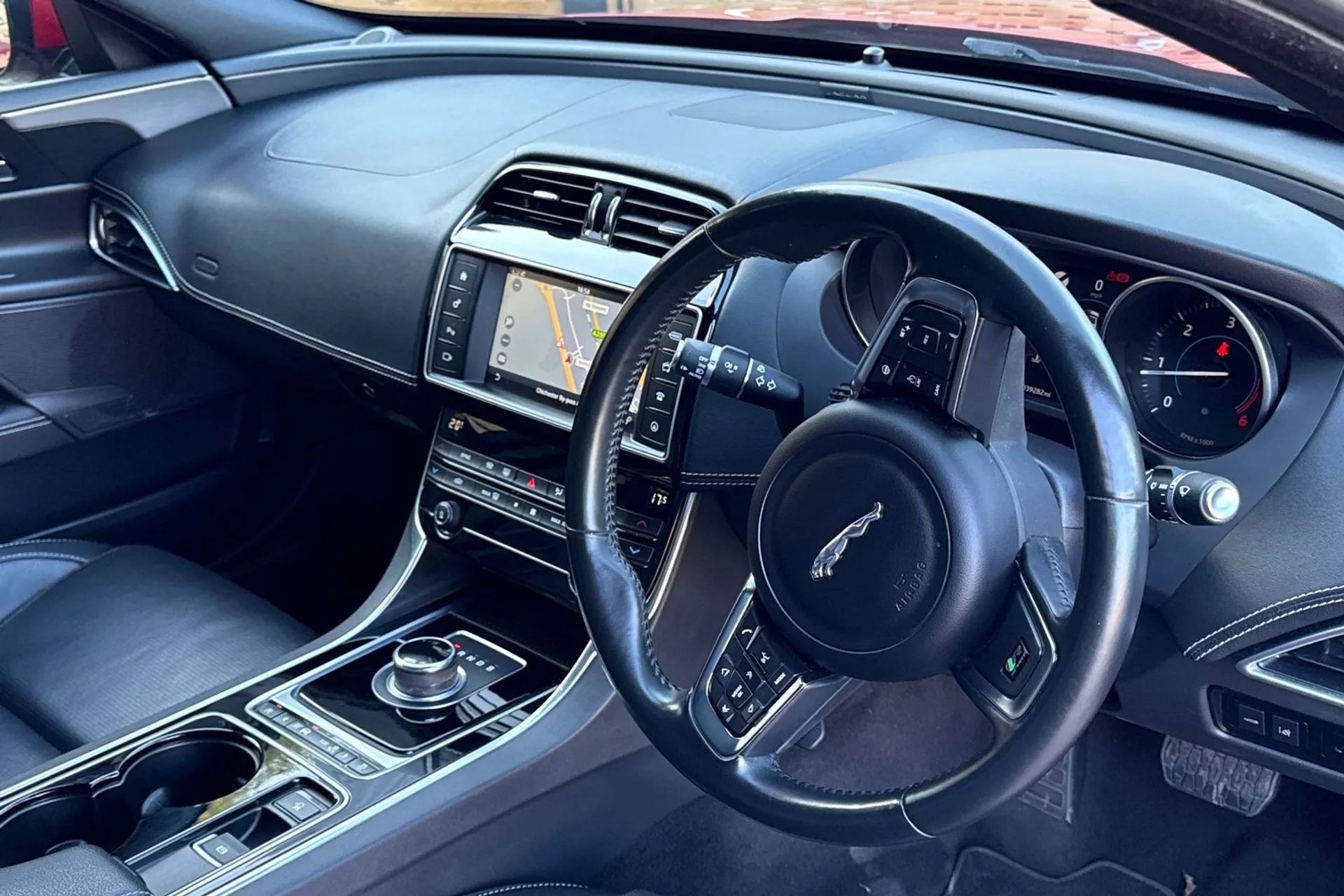 Jaguar XE thumbnail image number 29