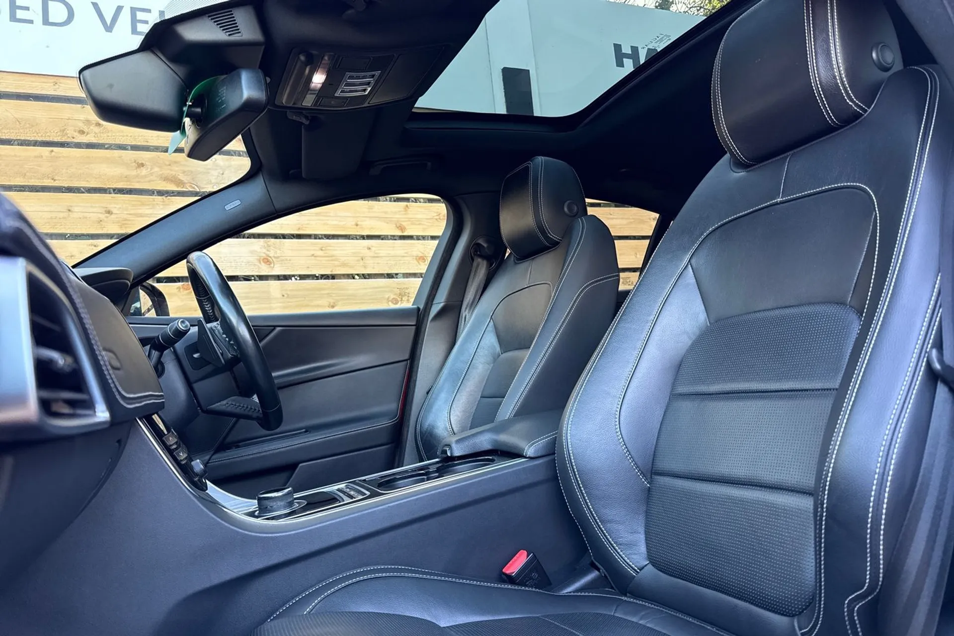 Jaguar XE thumbnail image number 31