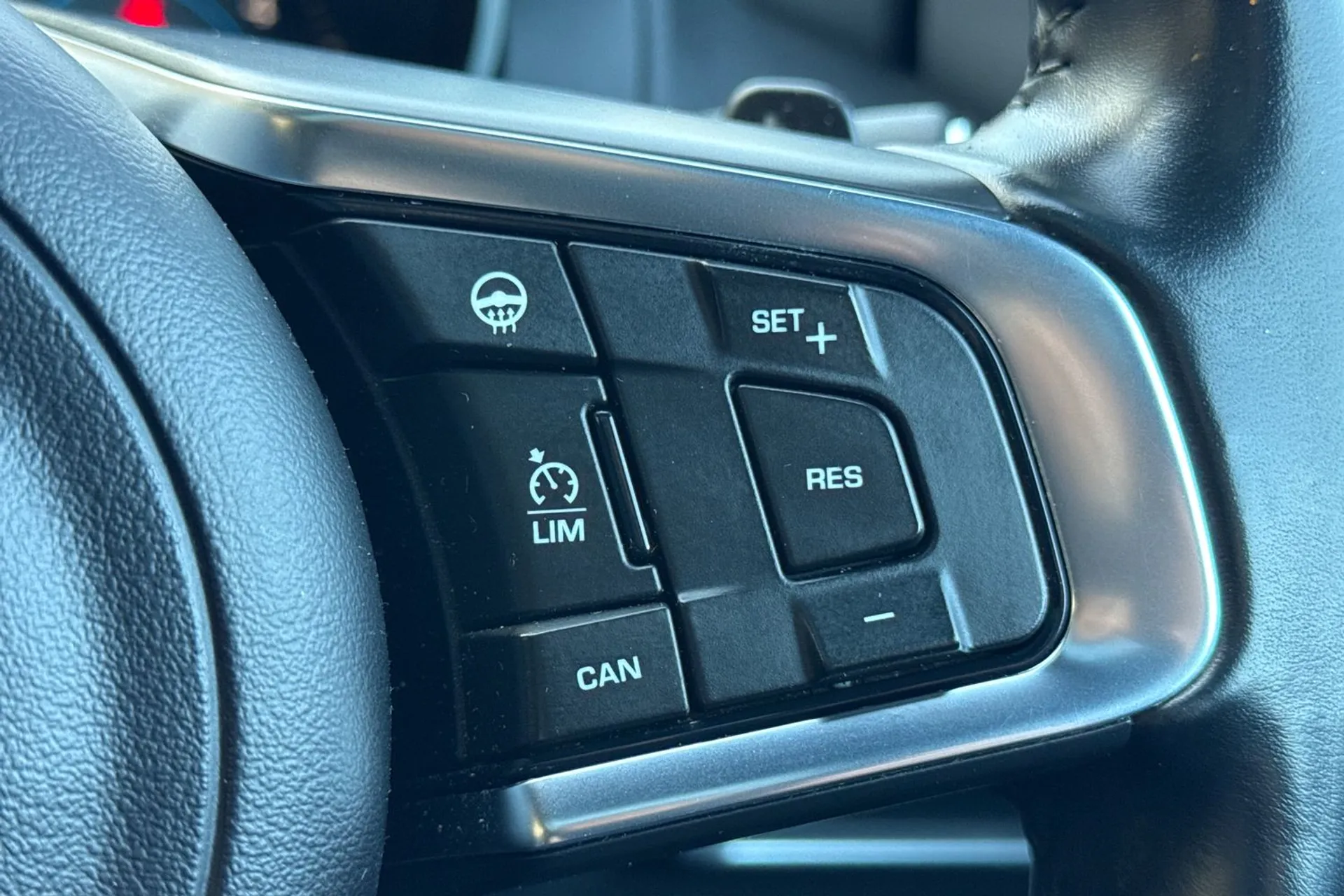 Jaguar XE thumbnail image number 40