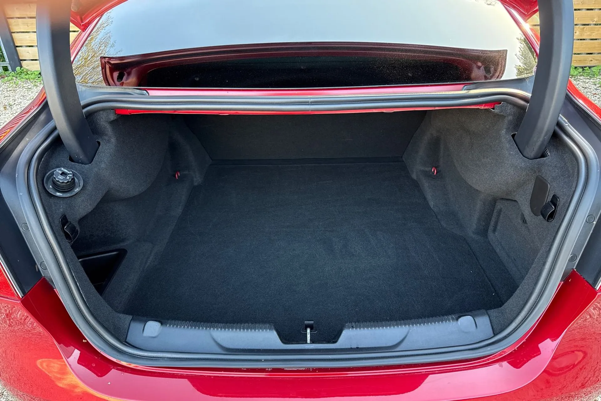 Jaguar XE thumbnail image number 22