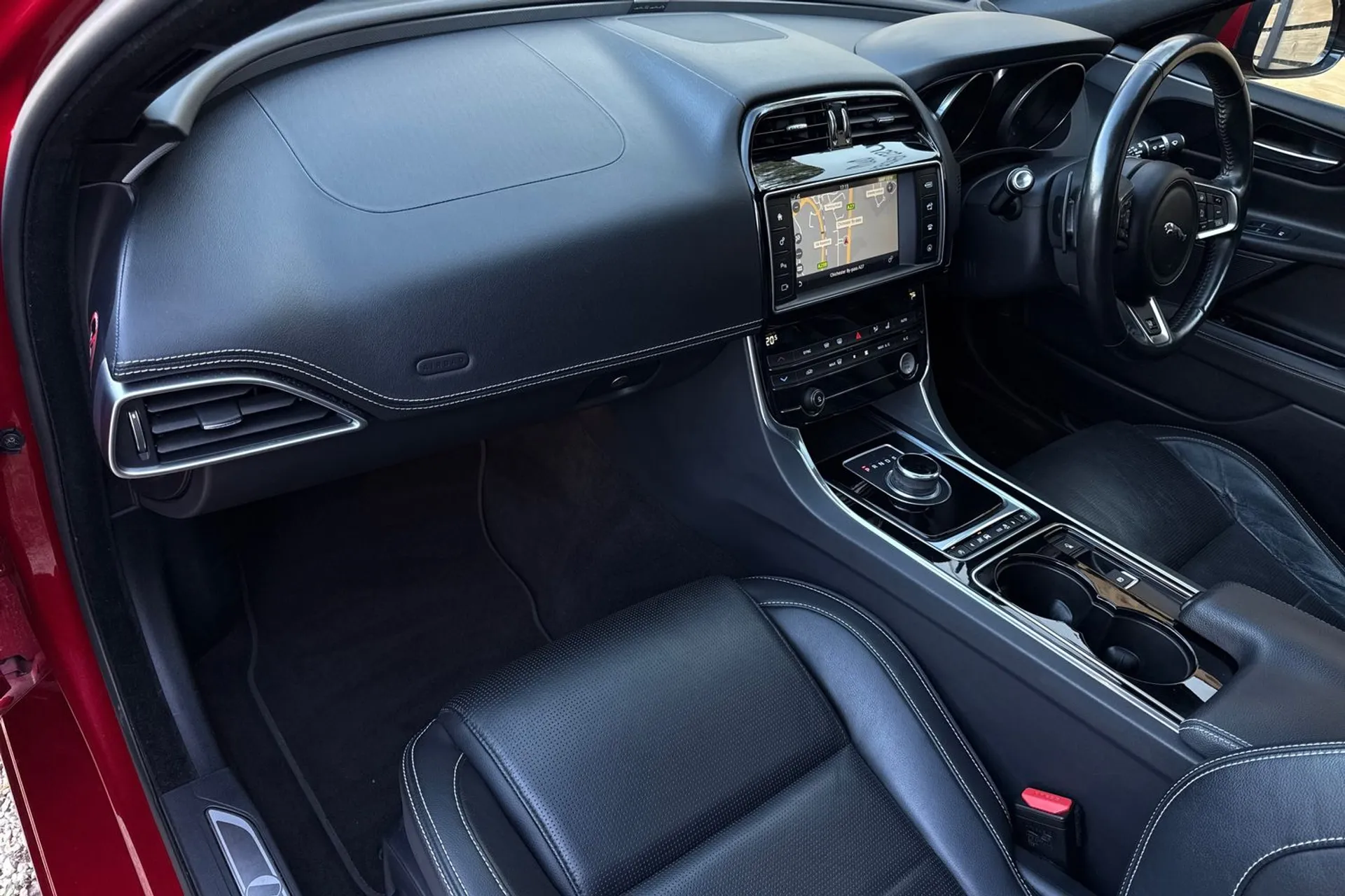 Jaguar XE thumbnail image number 30