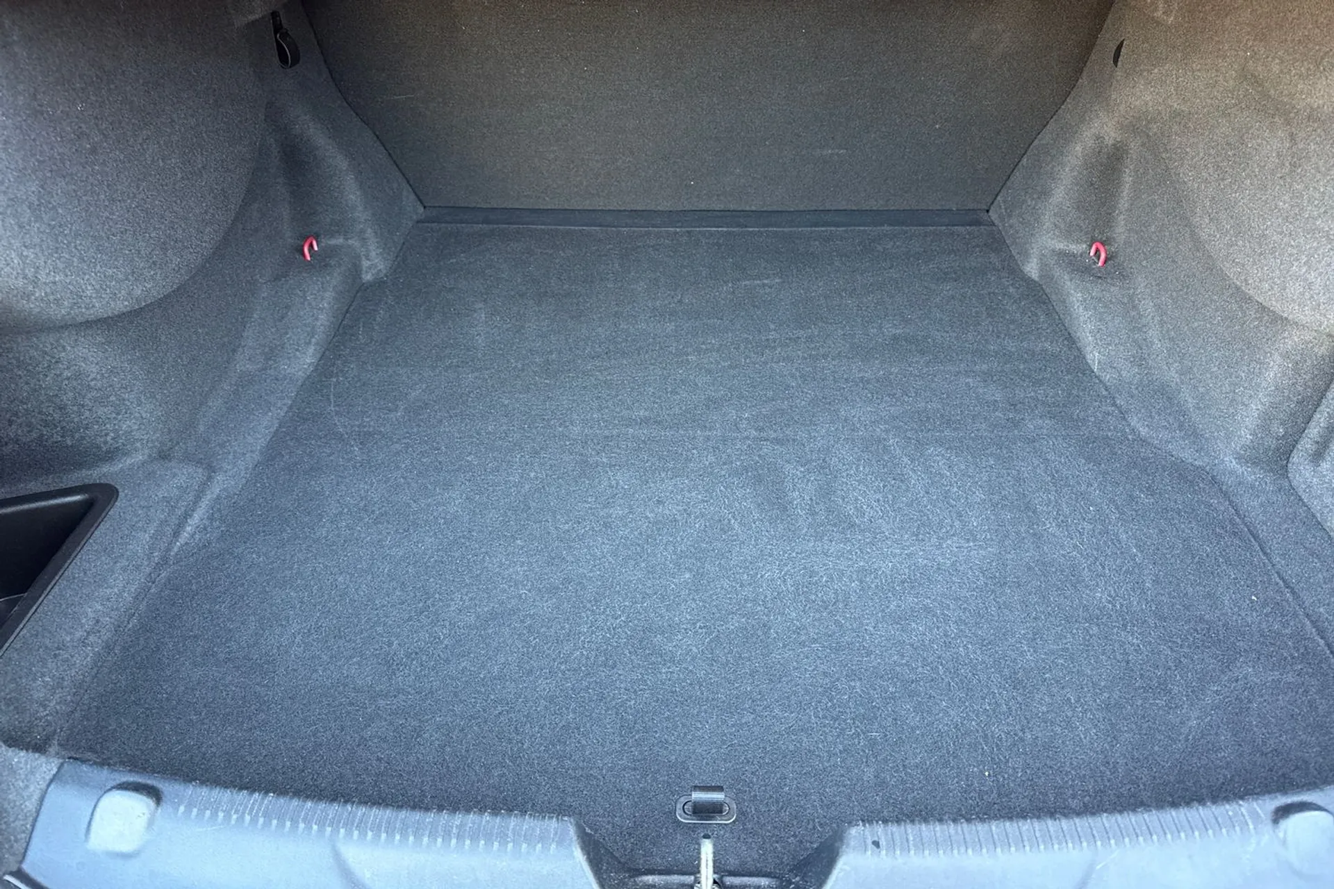 Jaguar XE thumbnail image number 23