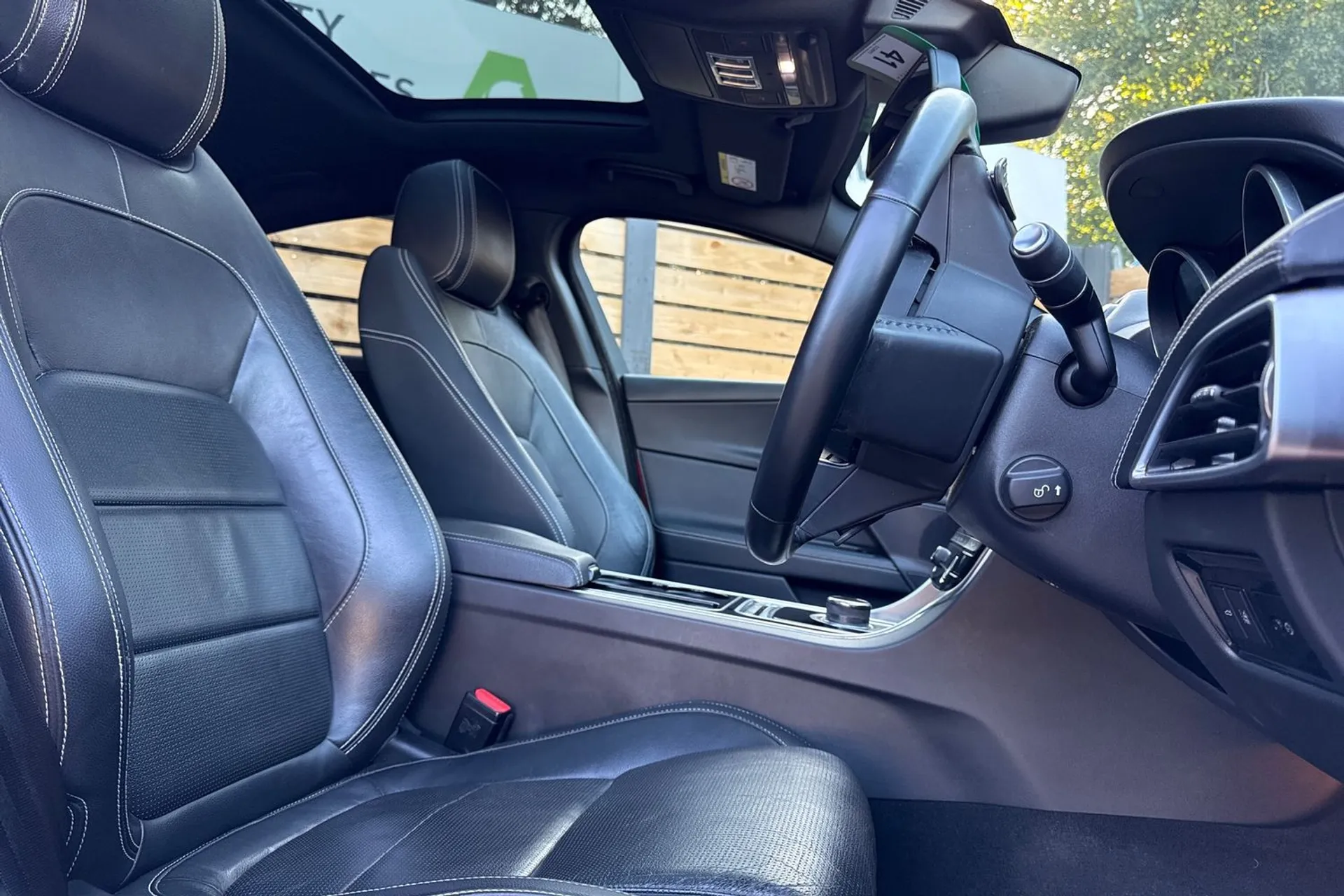 Jaguar XE thumbnail image number 28