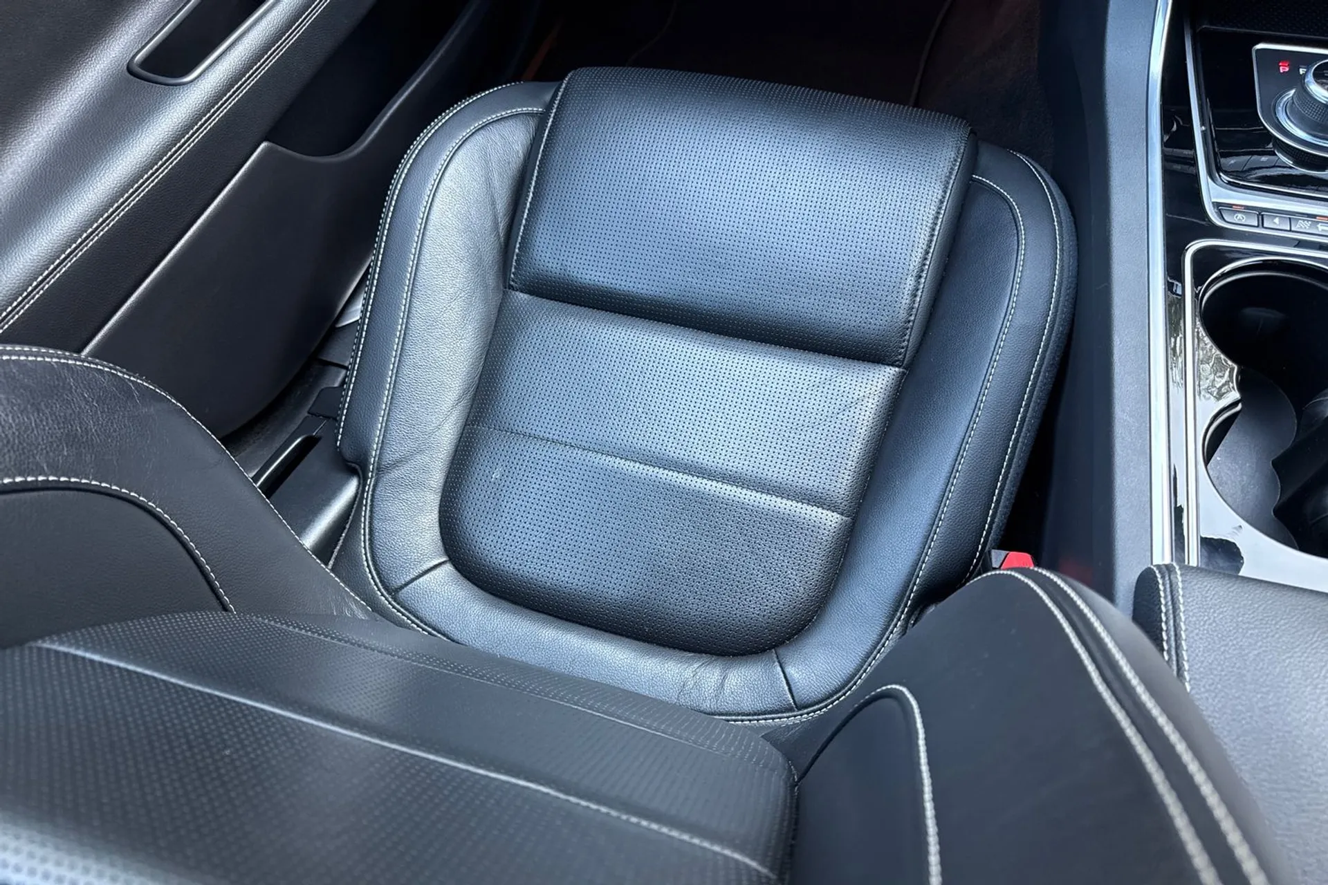 Jaguar XE thumbnail image number 35