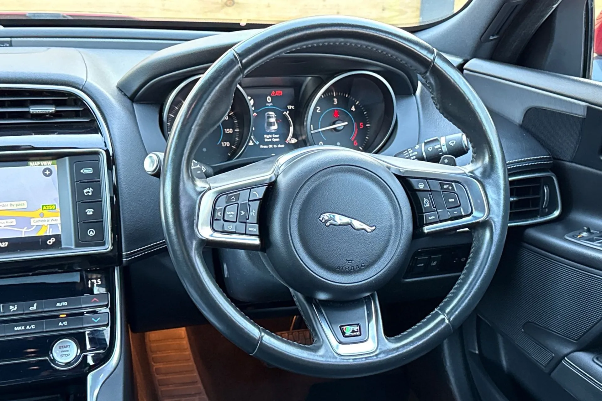 Jaguar XE thumbnail image number 37