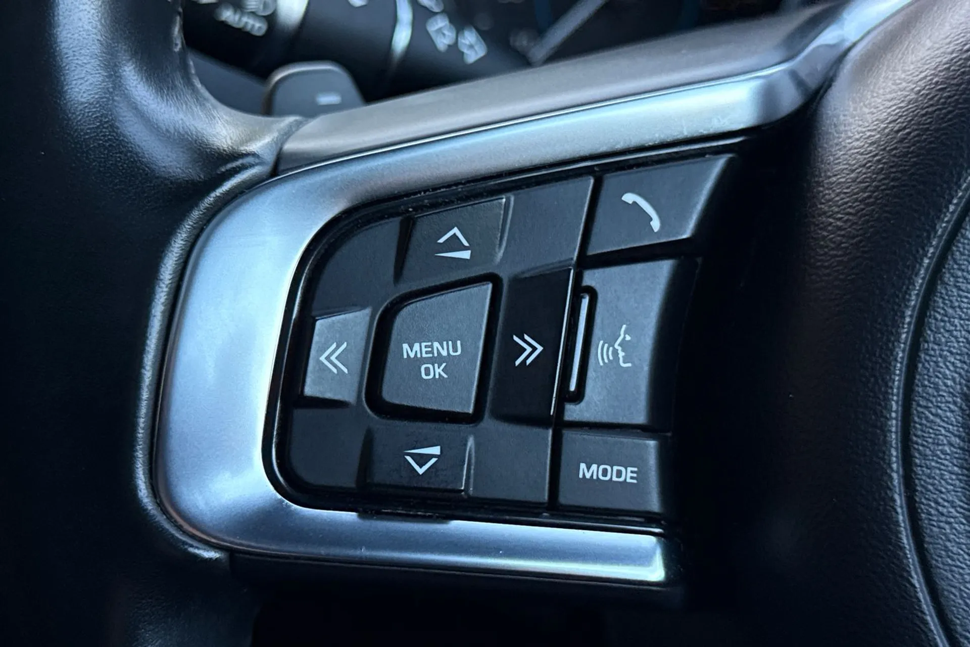 Jaguar XE thumbnail image number 39