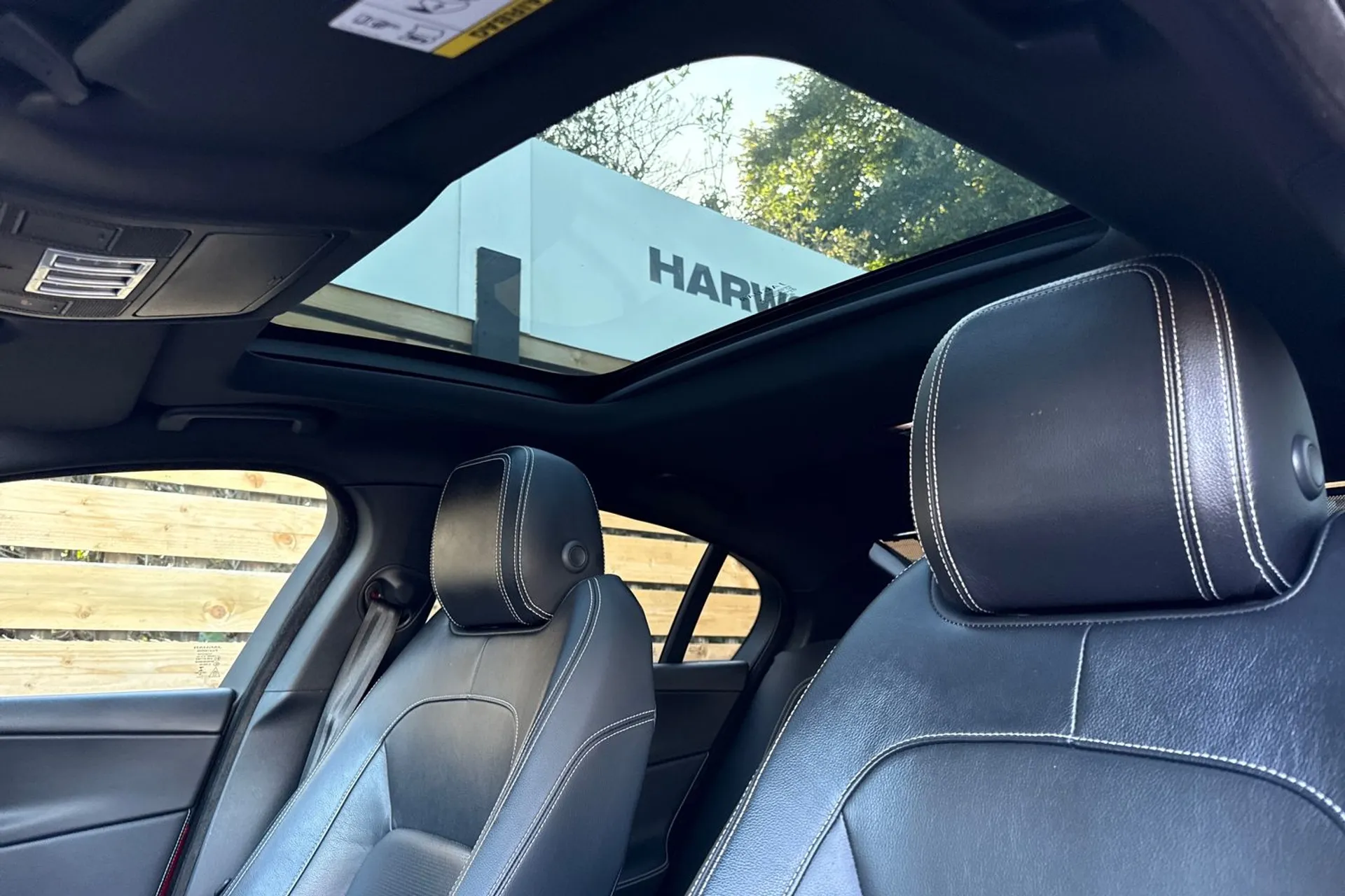 Jaguar XE thumbnail image number 32