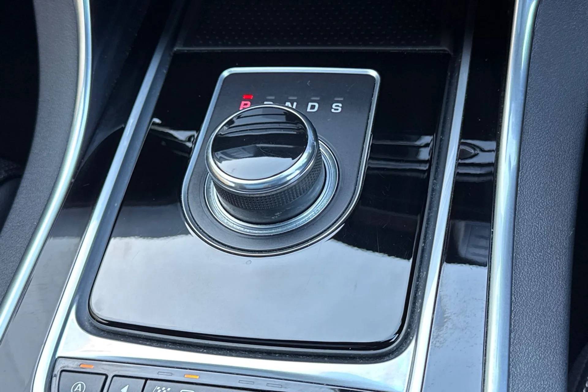 Jaguar XE thumbnail image number 47