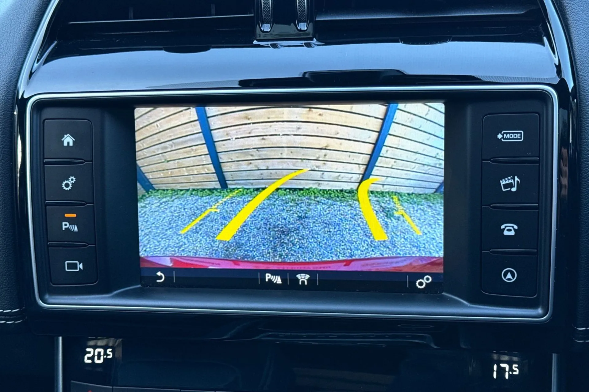 Jaguar XE thumbnail image number 4